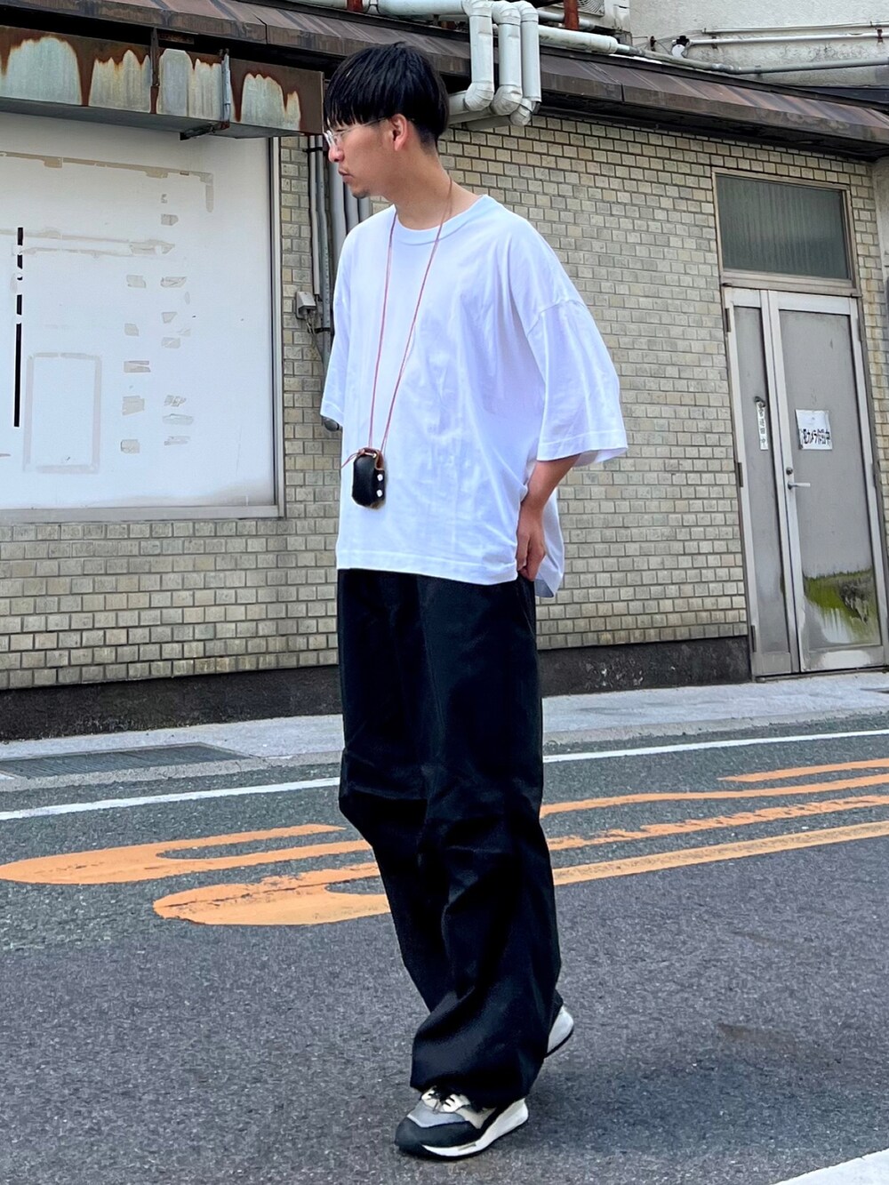 「エドウィン、edwinjapan、edwin」｜「EDWINの【WEB限定】EDWIN STEPMARK スノーワイドオーバーパンツ（カーゴパンツ、ブラック系）」を使った、 松波 侑亮さん（メンズ・164cm）の夏コーディネートの3枚目の写真