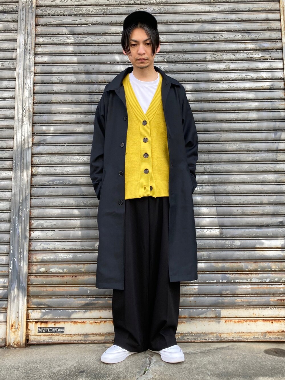 「カーディガン、コート、ビッグシルエット、トレンチコート、UNIQLO、ブラックコーデ、スラックス、レイヤードスタイル、ワイドパンツ、白スニーカー、ootd、オーバーコート、低身長コーデ、オトナカジュアル、いいね、save、フォローお願いします🤑」|「Maison Margielaのアイテム(スニーカー、ホワイト系)」を使った、 松波 侑亮さん(メンズ・164cm)の秋コーディネートの2枚目の写真