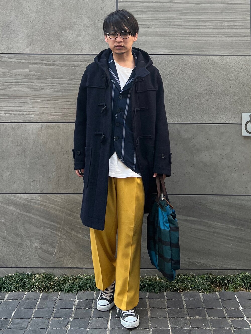 「ダッフルコート、ユニクロ、UNIQLO、冬コーデ、スニーカー、ワイドパンツ、ロングコート、ビッグシルエット、レイヤードスタイル、シンプルコーデ、トートバッグ、きれいめカジュアル」|「UNIQLOのアイテム(ダッフルコート、ブラック系)」を使った、 松波 侑亮さん(メンズ・164cm)の冬コーディネートの2枚目の写真