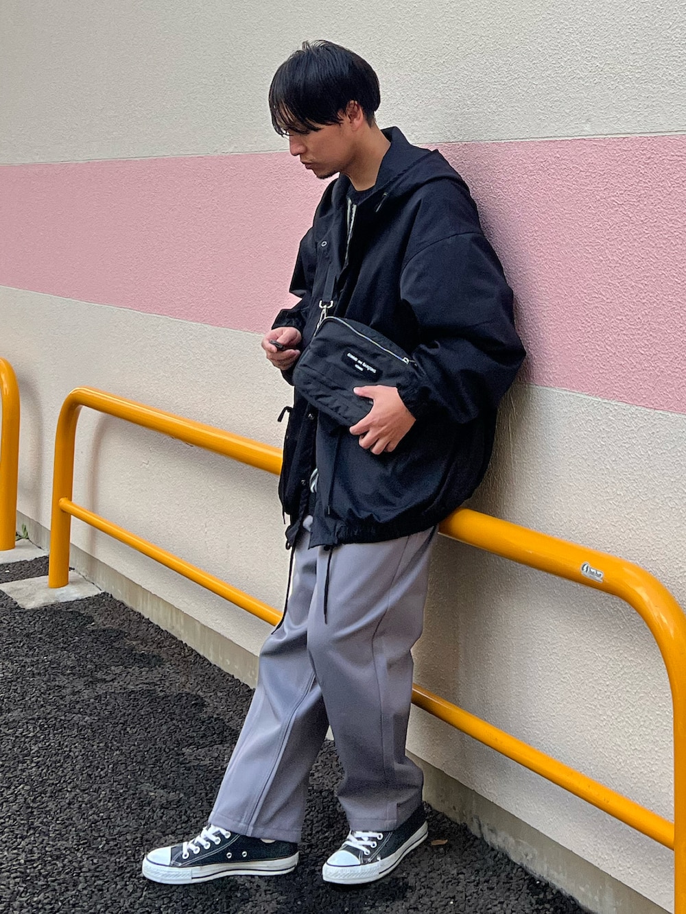 「Lee、leejapan、lee、Wrangler、マウンテンパーカー、ミニバッグ、ショルダーバッグ、ニット、冬コーデ、コンバース、プチプラ、古着MIX」｜「Wranglerの【WEB限定】Wrangler　WRADPANTS　ツータックテーパード ドレープ ワイドスラックス（スラックス、グレー系）」を使った、 松波 侑亮さん（メンズ・164cm）の秋コーディネートの2枚目の写真