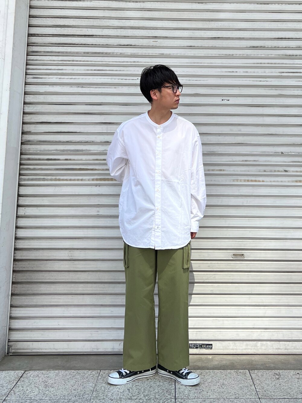 「シャツスタイル、バンドカラーシャツ、カーゴパンツ、コンバース、厚底シューズ、ビッグシルエット、オーバーサイズ、低身長、カーキ、カジュアルコーデ、PR、きれいめカジュアル、夏、フレアパンツ、メガネ男子」|「Lullの【Lull / ルル】ストレートカーゴパンツ(カーゴパンツ、ホワイト系)」を使った、 松波 侑亮さん(メンズ・164cm)の夏コーディネートの2枚目の写真