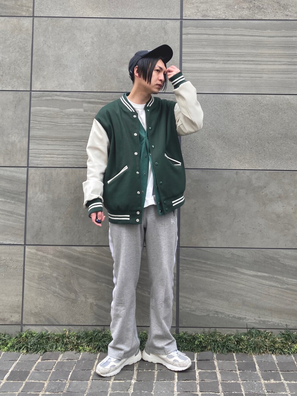 「アーバンリサーチドアーズ、urbanresearchdoors、SonnyLabel、サニーレーベル、スタジャン、キャップ、ニューバランス、グリーン、NEEDLES、トラックパンツ、白スニーカー、シンプルコーデ、レイヤードスタイル、ビッグシルエット、低身長」|「EBBETS FIELD FLANNELの【別注】EBBETS FIELDS×SonnyLabel スタジャン(スタジャン、グリーン系)」を使った、 松波 侑亮さん(メンズ・164cm)の冬コーディネートの3枚目の写真