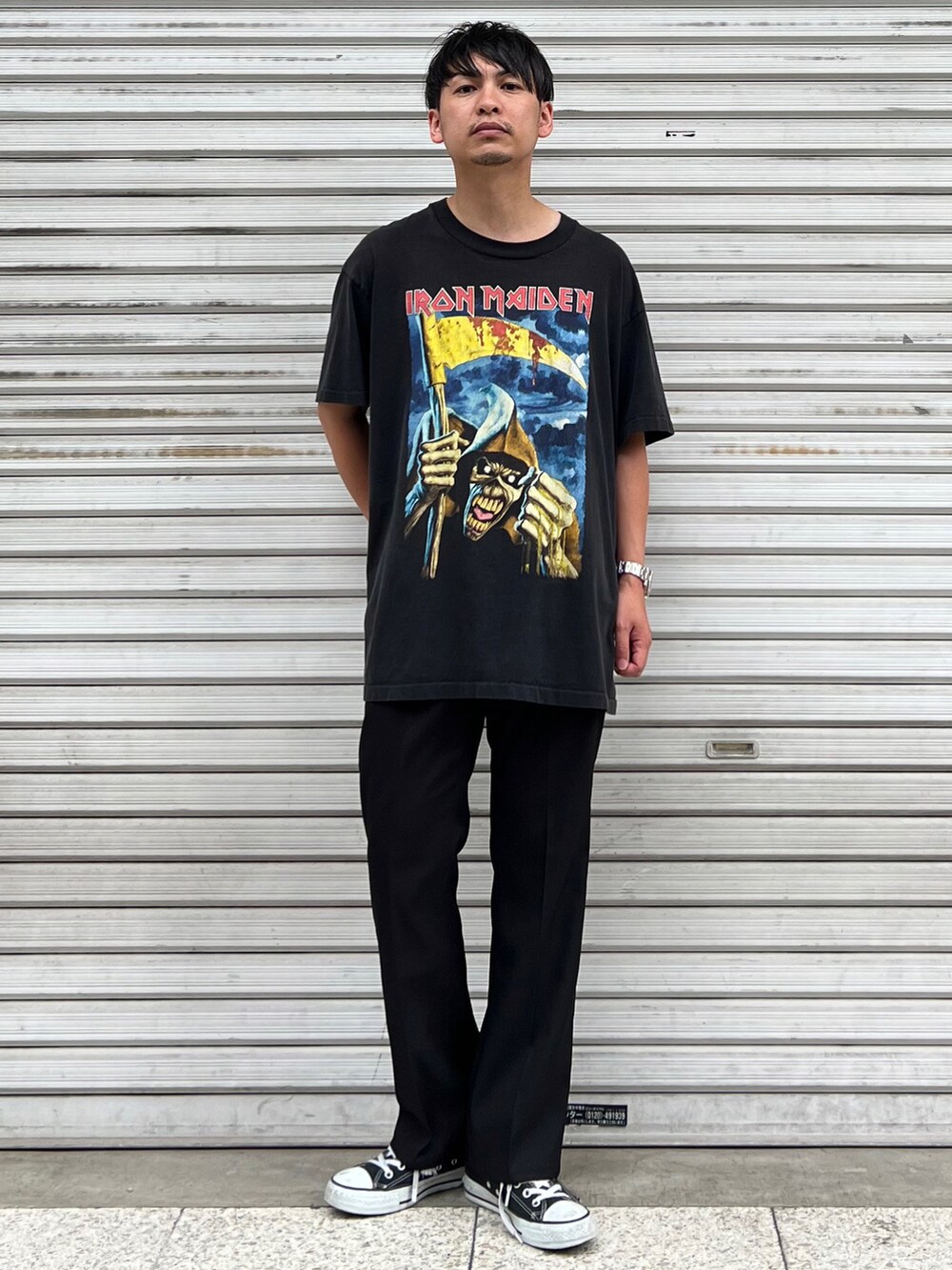 「夏のTシャツフェス、夏コーデ、ストリート、プチプラ、シンプルコーデ、モノトーン、きれいめカジュアル、ビッグシルエット、スラックス、フレアパンツ、バンドT、30代メンズファッション、メンズコーデ、メンズファッション、真夏のアクティブスタイル」｜「CONVERSE ALL STARのCONVERSE / ALL STAR J HI（スニーカー、ブラック系）」を使った、 松波 侑亮さん（メンズ・164cm）の夏コーディネートの3枚目の写真