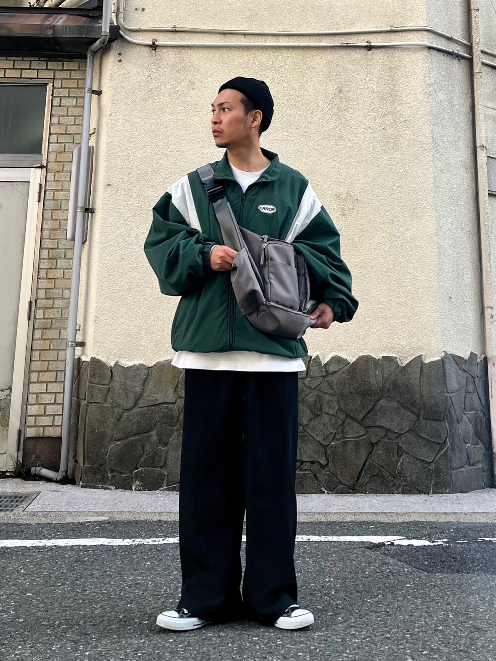 「ファッションを楽しもう、ショルダーバッグ、ビッグシルエット、レイヤードスタイル、トラックジャケット、スポーツミックス、厚底シューズ、おでかけコーデ、プチプラ、古着MIX、スニーカー、きれいめカジュアル、冬コーデ、ニット、スピンズ」｜「SPINNSの【ユニセックス着用可能】5色展開 ナイロンブルゾン ERROR（ブルゾン、グリーン系）」を使った、 松波 侑亮さん（メンズ・164cm）の秋コーディネートの2枚目の写真