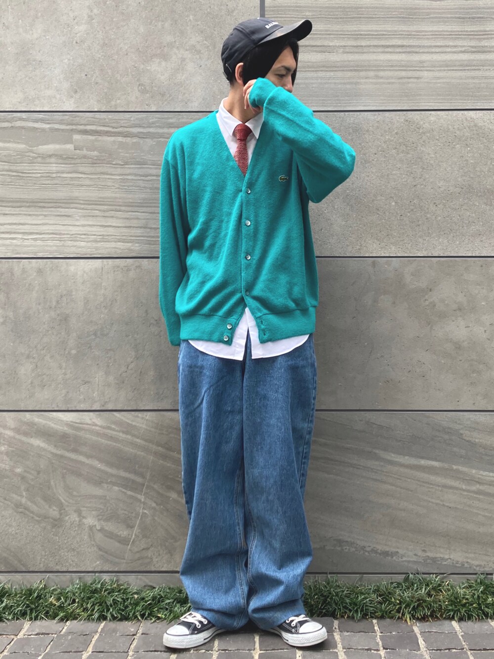 「カーディガン、プチプラ、古着MIX、古着、ootd、マイケルコース、キャップ、シンプルコーデ、休日スタイル、カラーニット、ニット、STOP 誹謗中傷、ネクタイ、低身長、オトナカジュアル」|「CONVERSE ALL STARのCONVERSE / ALL STAR J HI(スニーカー、ブラック系)」を使った、 松波 侑亮さん(メンズ・164cm)の冬コーディネートの3枚目の写真