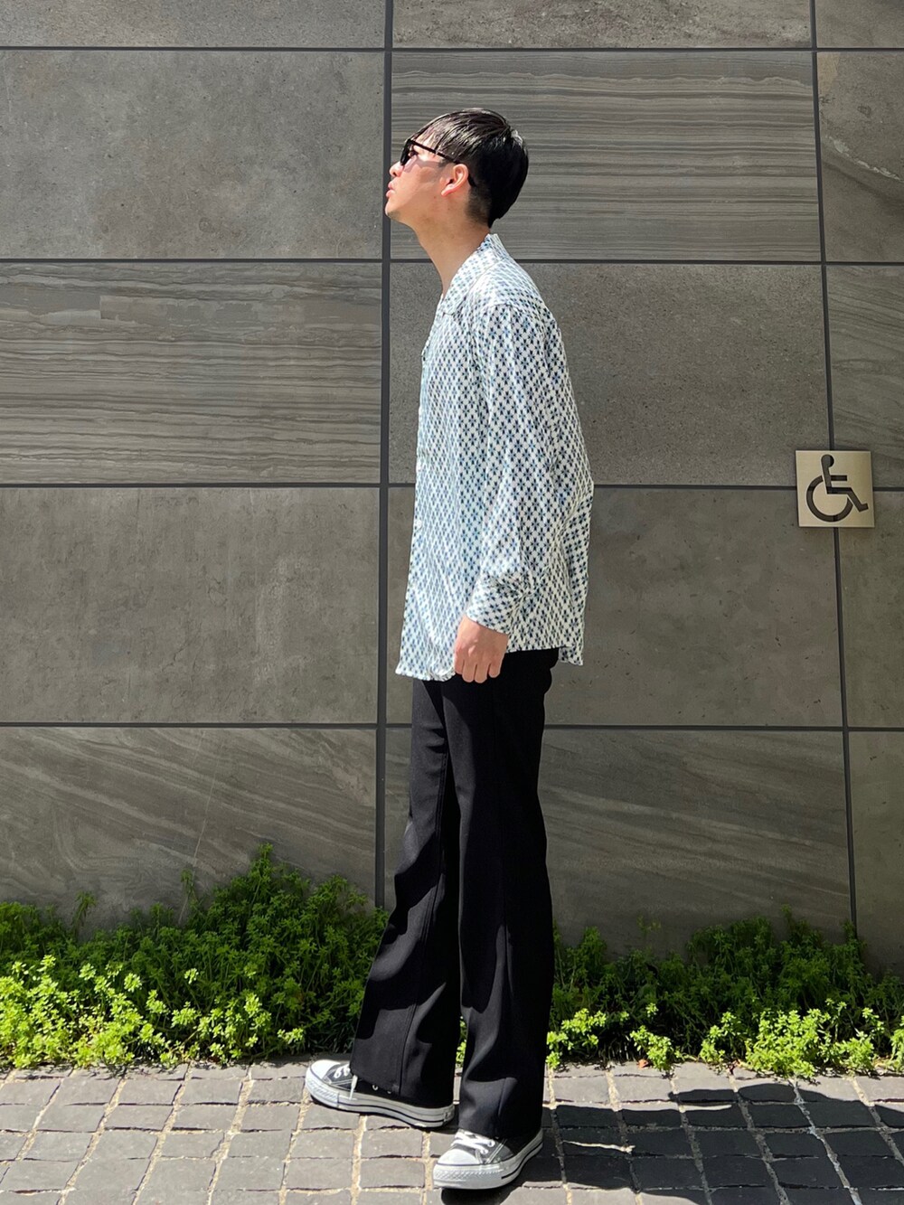 「Lee、lee、leejapan、Wrangler、プチプラ、ごきげんウィーク、春夏コーデ、休日スタイル、フレアパンツ、スラックス、きれいめカジュアル、オープンカラーシャツ、ビタミンカラー、コンバース、サングラス」|「WranglerのWRANCHER/ランチャー ドレスパンツ(レングス長め)(スラックス、ブラック系)」を使った、 松波 侑亮さん(メンズ・164cm)の春コーディネートの2枚目の写真