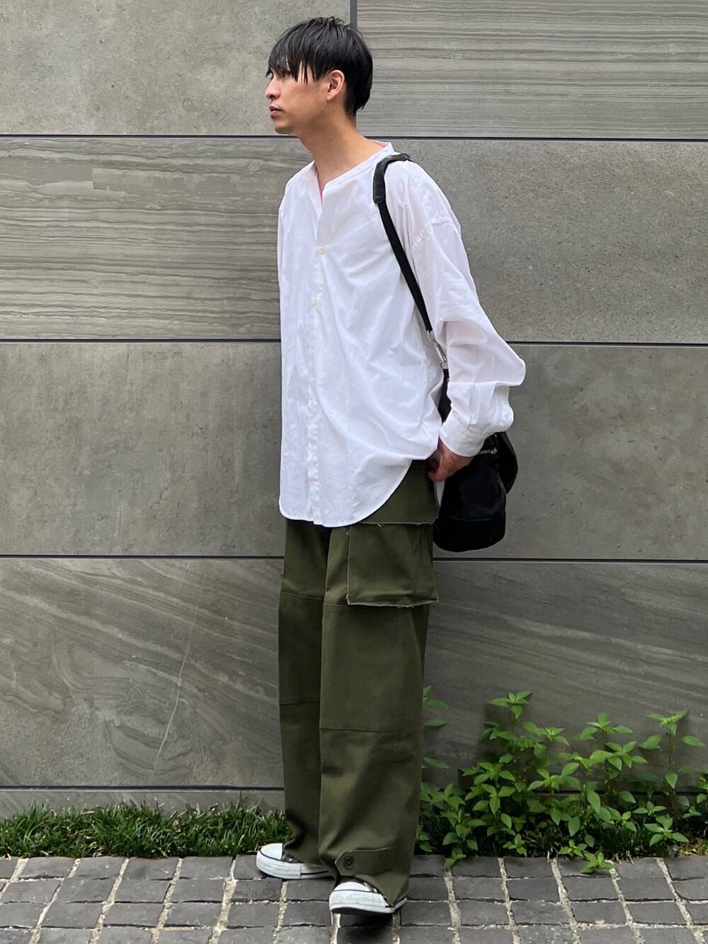 「秋服準備はじめました、ショルダーバッグ、休日スタイル、ビッグシルエット、シャツスタイル」|「ADAMASTEのレイヤードリラックスタンクトップ(タンクトップ、ホワイト系)」を使った、 松波 侑亮さん(メンズ・164cm)の秋コーディネートの4枚目の写真