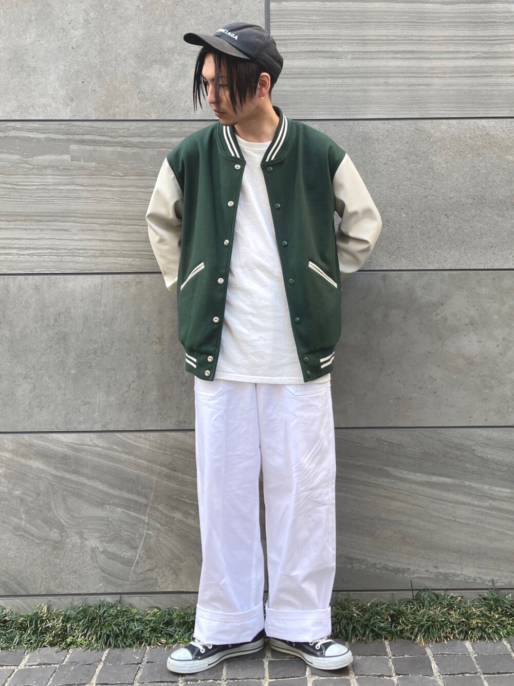 「スタジャン、キャップ、グリーン、ホワイトコーデ、モノトーン、カラーパレット、ootd、ゆるコーデ、ワイドパンツ、春コーデ、ストリート、シンプルコーデ、STOP 誹謗中傷、サニーレーベル、SonnyLabel」|「EBBETS FIELD FLANNELの【別注】EBBETS FIELDS×SonnyLabel スタジャン(スタジャン、グリーン系)」を使った、 松波 侑亮さん(メンズ・164cm)の冬コーディネートの3枚目の写真