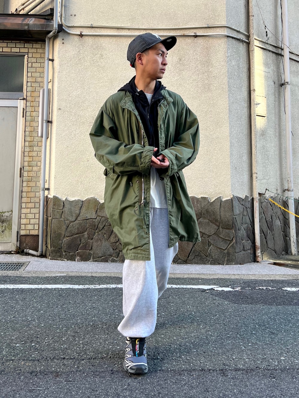  松波 侑亮さんの「SALOMON/サロモン/XT-6 GTX/L41663500/Black/Ebony/Lunar Rock/UNISEX（SALOMON）」を使ったコーディネートの2枚目の写真