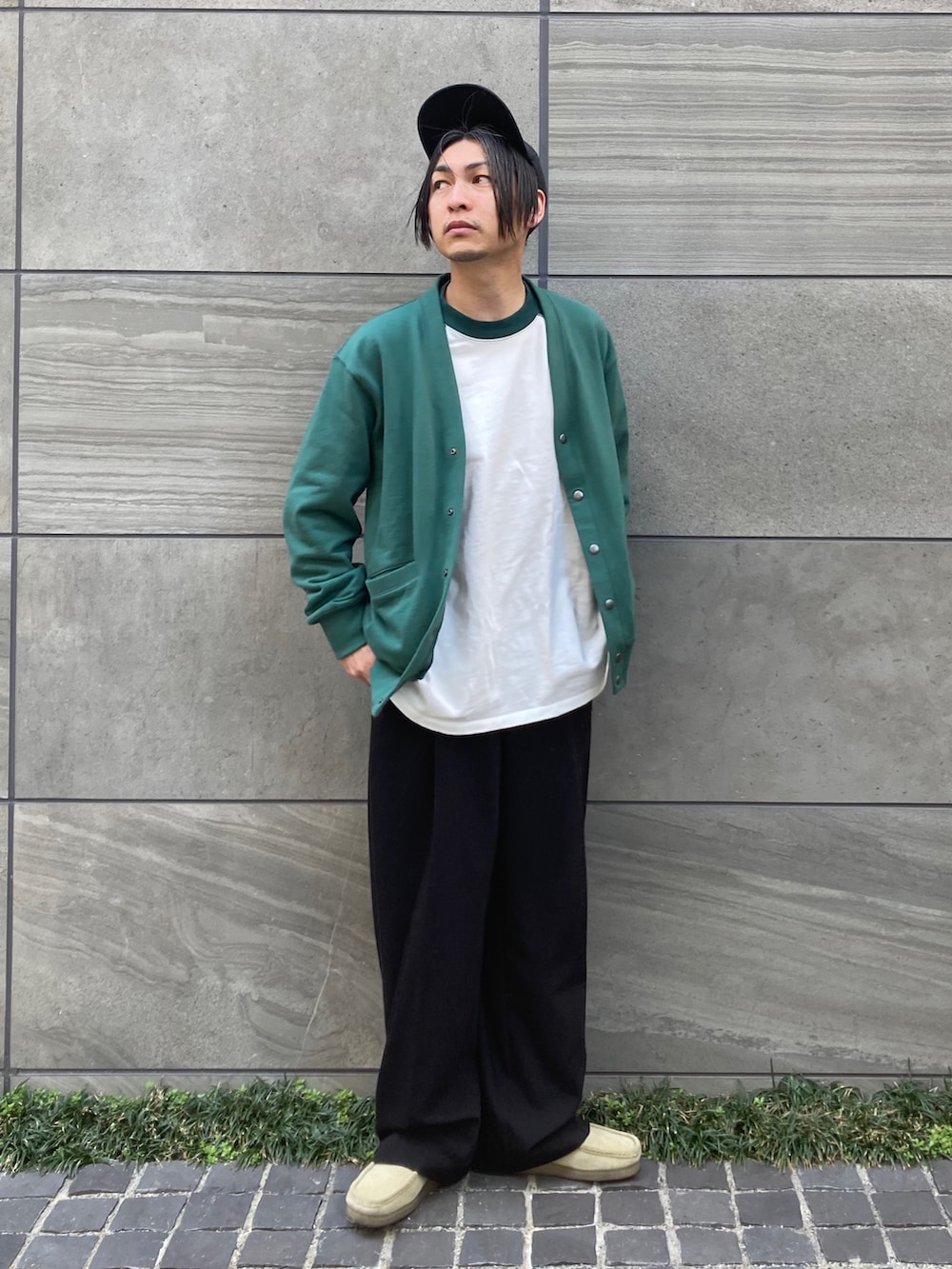 グリーン系のカーディガン/ボレロ、グリーン系のTシャツ/カットソー、ブラック系のスラックスを着用したメンズの春コーディネートの3枚目の写真