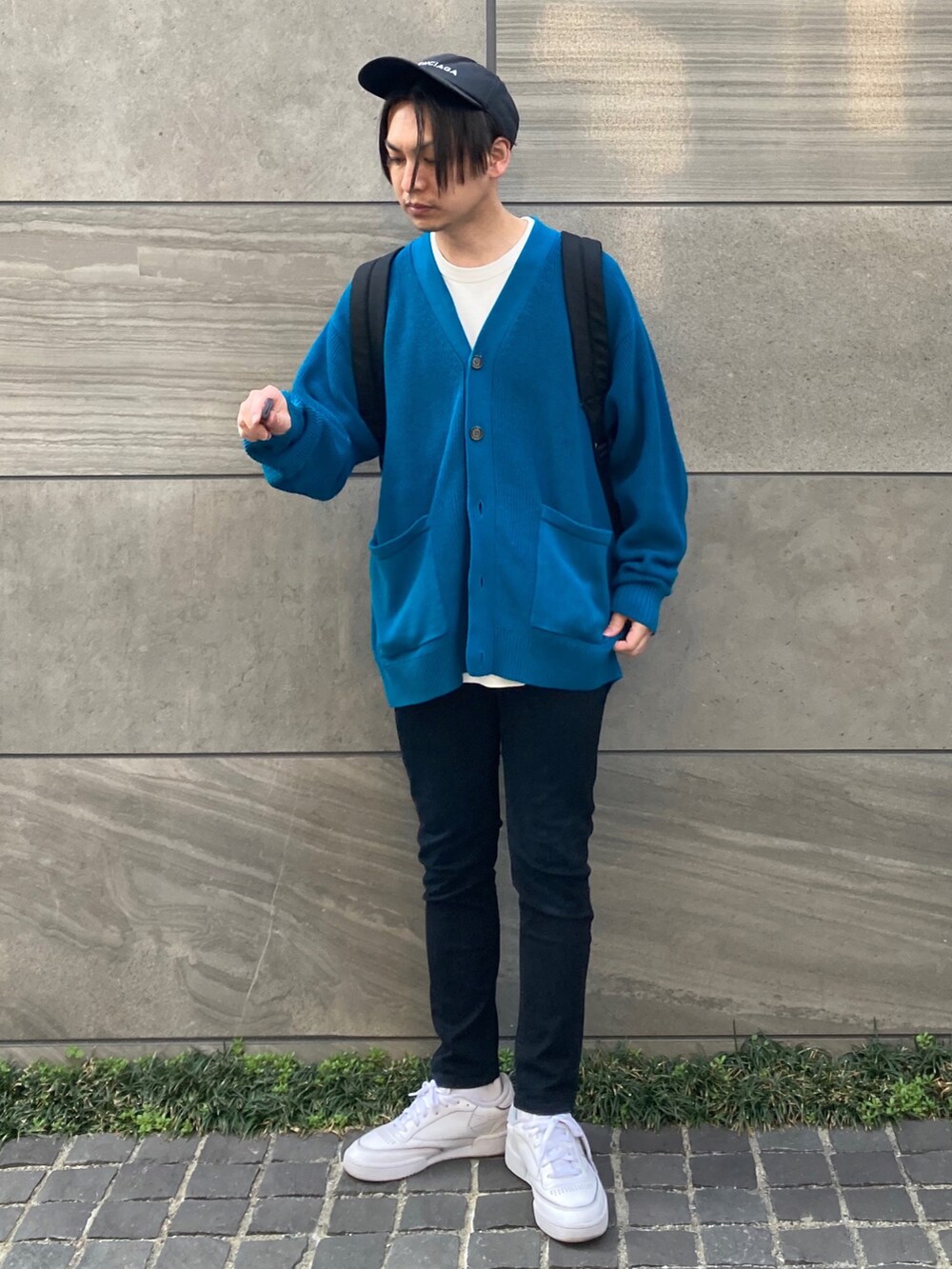ブラック系のデニムパンツ、ブルー系のカーディガン/ボレロ、ホワイト系のTシャツ/カットソーを着用したメンズの春コーディネートの3枚目の写真