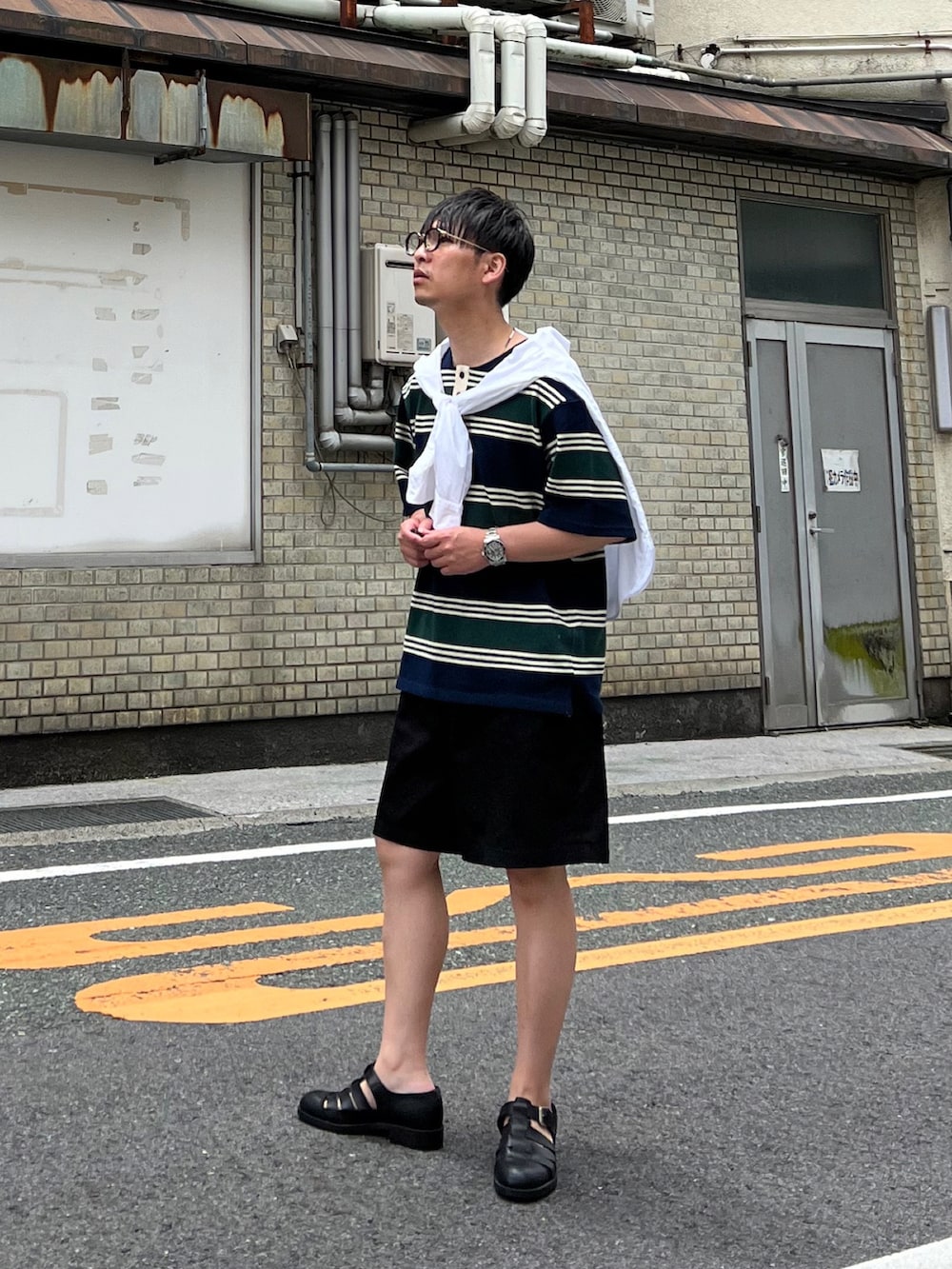 「夏コーデ、ハーフパンツ、休日スタイル、プチプラ、きれいめカジュアル、夏セールで買いました、夏だ！Tシャツ着よう！、ボーダー、サニーレーベル、Sonny　Label、メガネ男子、低身長、おしゃれさんと繋がりたい、グルカサンダル、肩掛けカーデ」｜「URBAN RESEARCH Sonny LabelのランダムボーダーヘンリーネックTシャツ（Tシャツ/カットソー、グリーン系）」を使った、 松波 侑亮さん（メンズ・164cm）の夏コーディネートの3枚目の写真