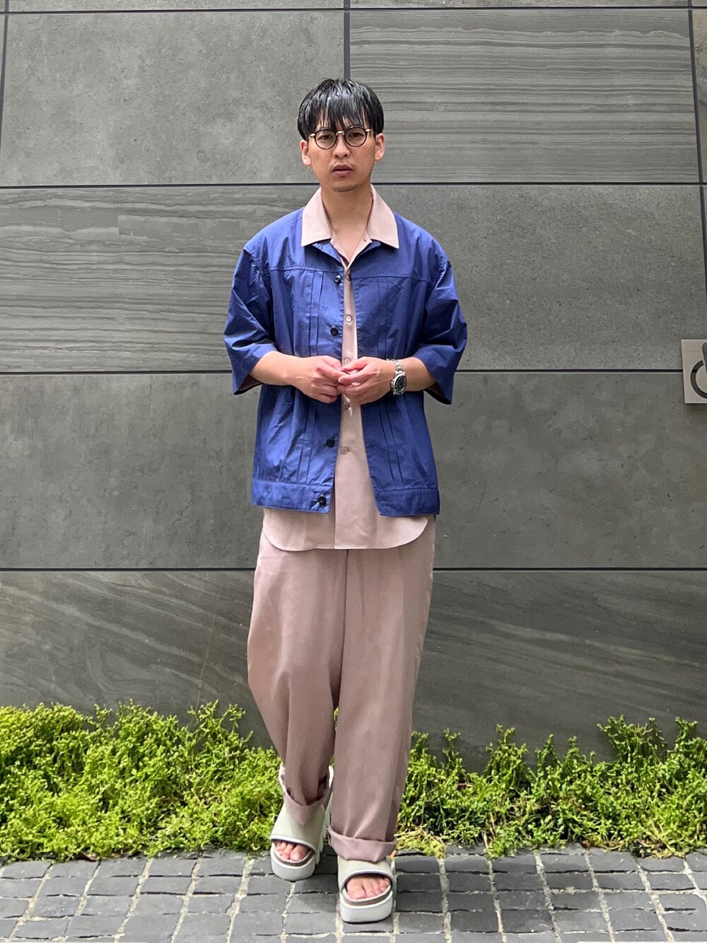 パープル系のシャツ/ブラウス、ピンク系のシャツ/ブラウス、ピンク系のその他パンツを着用したメンズの夏コーディネートの2枚目の写真
