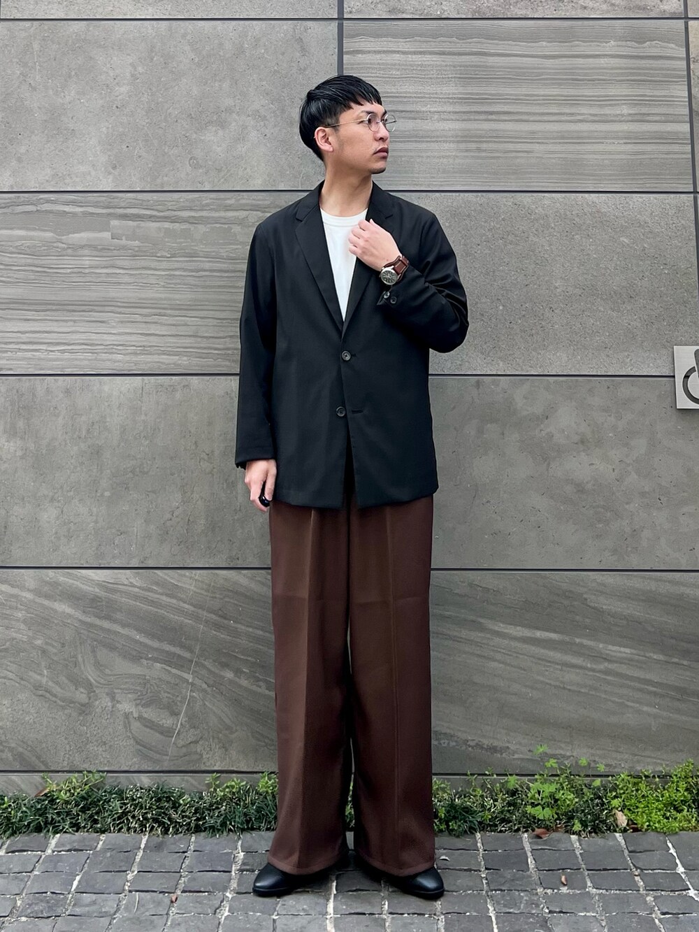 「EDWIN、edwinjapan、Fossil、エドウィン、フォッシル、FOSSILSTYLE、休日スタイル、メガネ男子、春コーデ、春アウター、フレアパンツ、春服みてみて、スラックス、ヒールブーツ、テーラードジャケット」｜「EDWINのタックワイド フレアパンツ センタープレスパンツ スラックスパンツ 日本製（スラックス、ブラウン系）」を使った、 松波 侑亮さん（メンズ・164cm）の春コーディネートの2枚目の写真