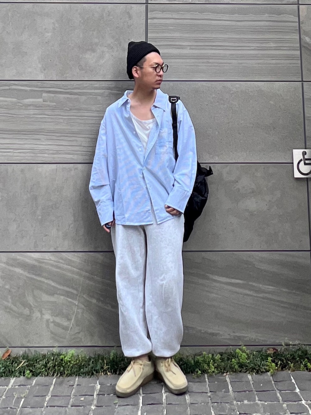 「エドウィン、edwin、edwinjapan、GU、ニット帽、ストライプシャツ、シャツスタイル、メガネ男子、リラックススタイル、ワラビー、スウェットパンツ、休日スタイル、シンプルコーデ、プチプラ、古着MIX」｜「EDWINの【ZOZO】【WEB限定】EDWIN STEPMARK オーバーサイズ ボックスシルエット　ビッグシャツ　長袖　　L/S（シャツ/ブラウス、ブルー系）」を使った、 松波 侑亮さん（メンズ・164cm）の春コーディネートの3枚目の写真