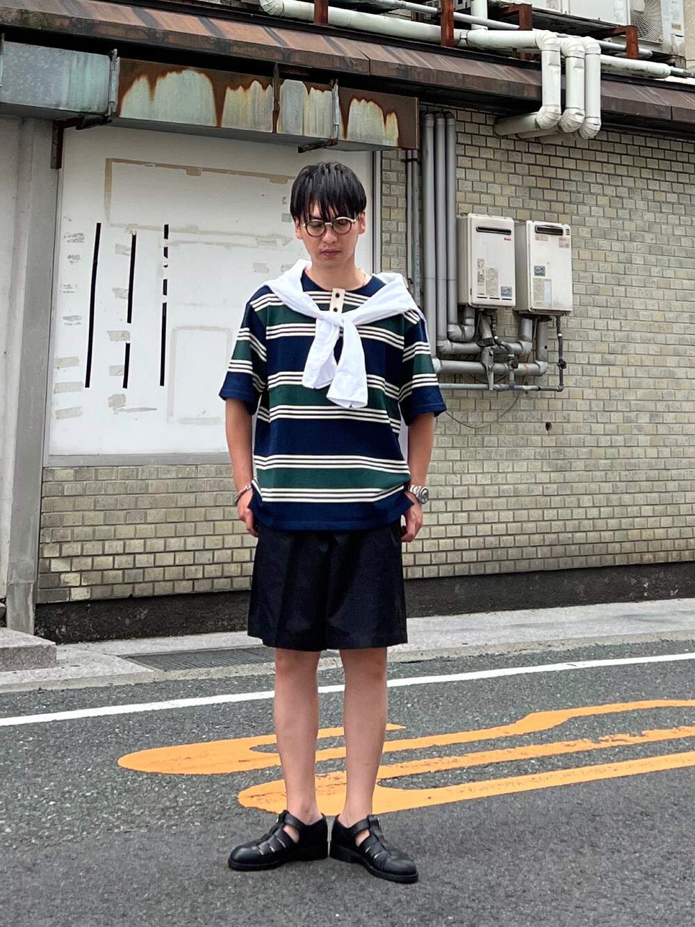 「夏コーデ、ハーフパンツ、休日スタイル、プチプラ、きれいめカジュアル、夏セールで買いました、夏だ！Tシャツ着よう！、ボーダー、サニーレーベル、Sonny　Label、メガネ男子、低身長、おしゃれさんと繋がりたい、グルカサンダル、肩掛けカーデ」｜「URBAN RESEARCH Sonny LabelのランダムボーダーヘンリーネックTシャツ（Tシャツ/カットソー、グリーン系）」を使った、 松波 侑亮さん（メンズ・164cm）の夏コーディネートの4枚目の写真