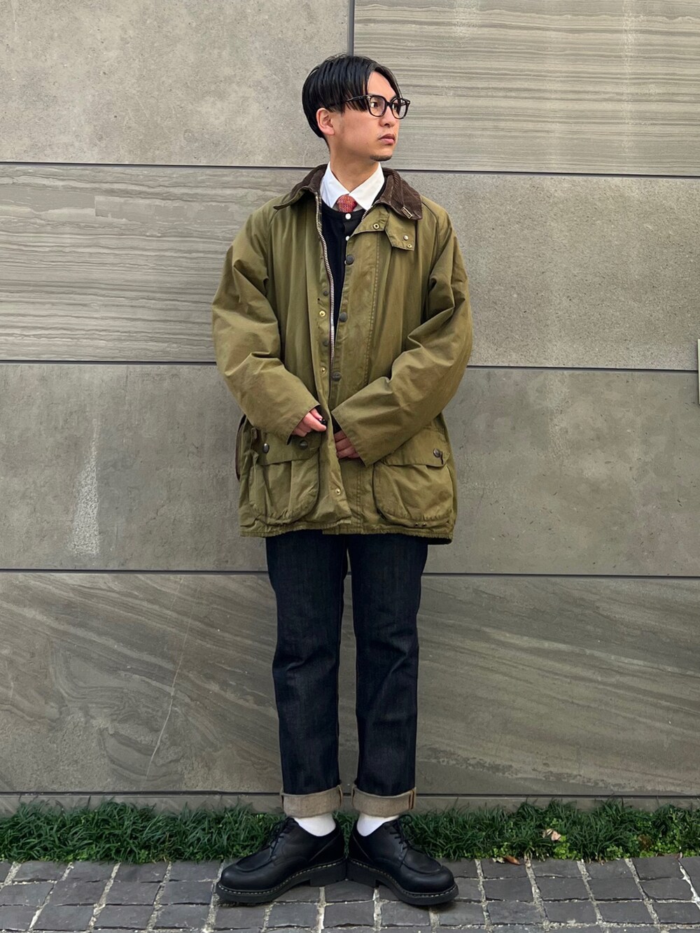 「バブアー、barbour、ネクタイ、アニエスベー、agnes b.、シンプルコーデ、きれいめカジュアル、ブーツ、厚底シューズ、プチプラ、レイヤードスタイル、デニム、カーディガン、コート、ブルゾン」|「agnes b.のJ000 CARDIGAN カーディガンプレッション(カーディガン/ボレロ、ブラック系)」を使った、 松波 侑亮さん(メンズ・164cm)の秋コーディネートの2枚目の写真