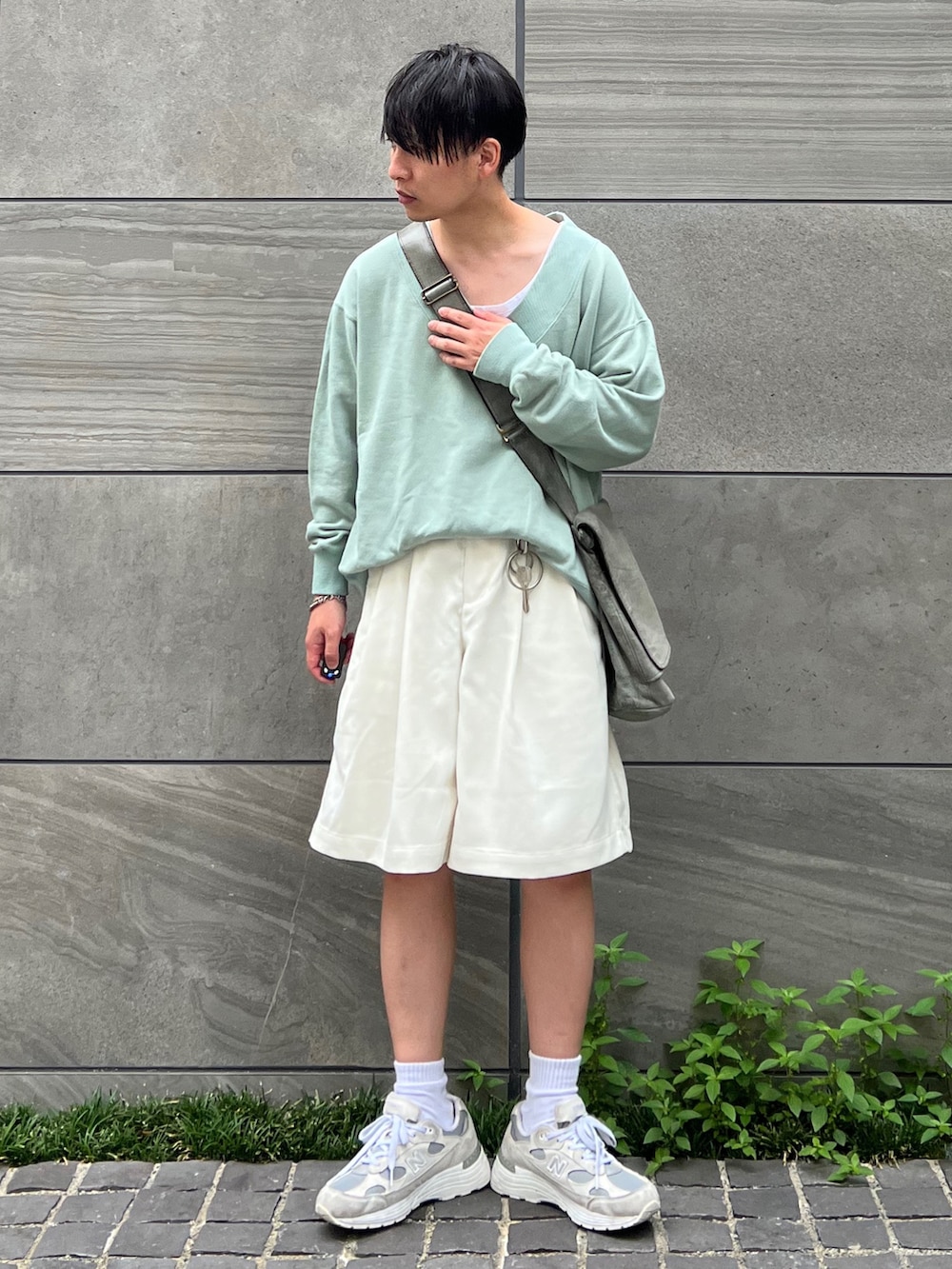 「ショルダーバッグ、ハーフパンツ、スウェット、レイヤードスタイル、厚底シューズ、休日スタイル、プチプラ、淡色コーデ、タックイン」|「soerteの2tuck wide Half pants / 2タックワイドハーフパンツ グルカショーツ(その他パンツ、ホワイト系)」を使った、 松波 侑亮さん(メンズ・164cm)の秋コーディネートの2枚目の写真