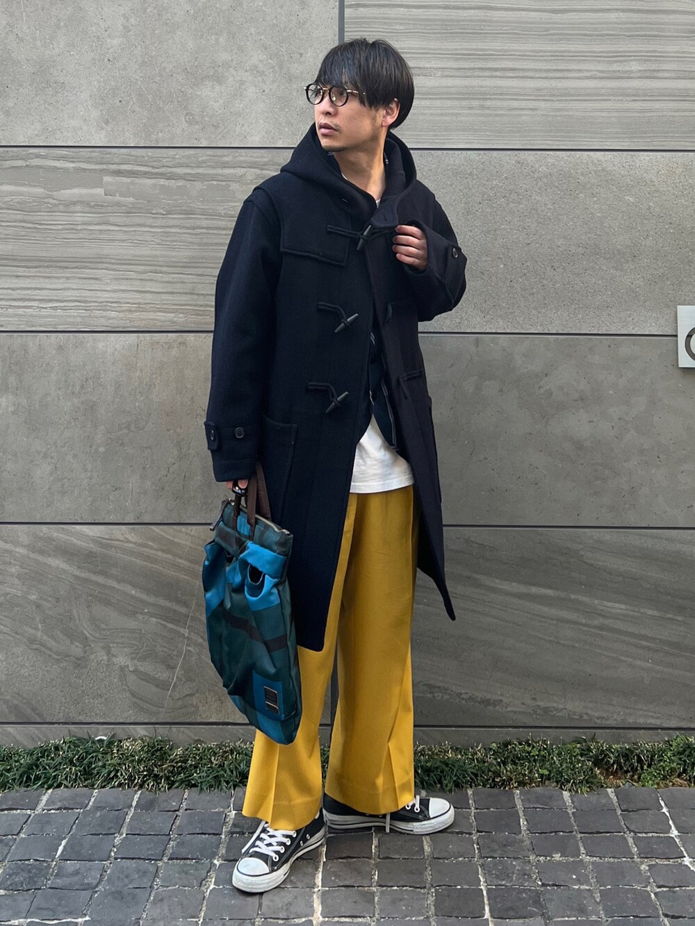 「ダッフルコート、ユニクロ、UNIQLO、冬コーデ、スニーカー、ワイドパンツ、ロングコート、ビッグシルエット、レイヤードスタイル、シンプルコーデ、トートバッグ、きれいめカジュアル」|「UNIQLOのアイテム(ダッフルコート、ブラック系)」を使った、 松波 侑亮さん(メンズ・164cm)の冬コーディネートの4枚目の写真