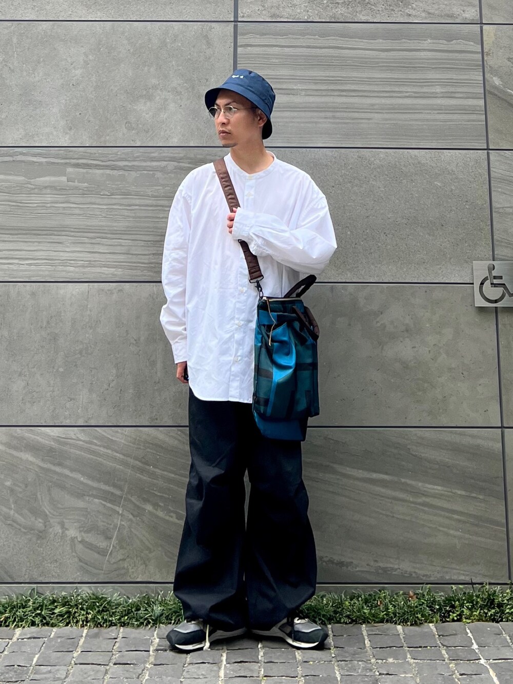 「agnes b.、アニエスベー、バケットハット、バケハ、バケハコーデ、春夏コーデ、エドウィン、edwin、edwinjapan」｜「EDWINの【WEB限定】EDWIN STEPMARK スノーワイドオーバーパンツ（カーゴパンツ、ブラック系）」を使った、 松波 侑亮さん（メンズ・164cm）の夏コーディネートの3枚目の写真