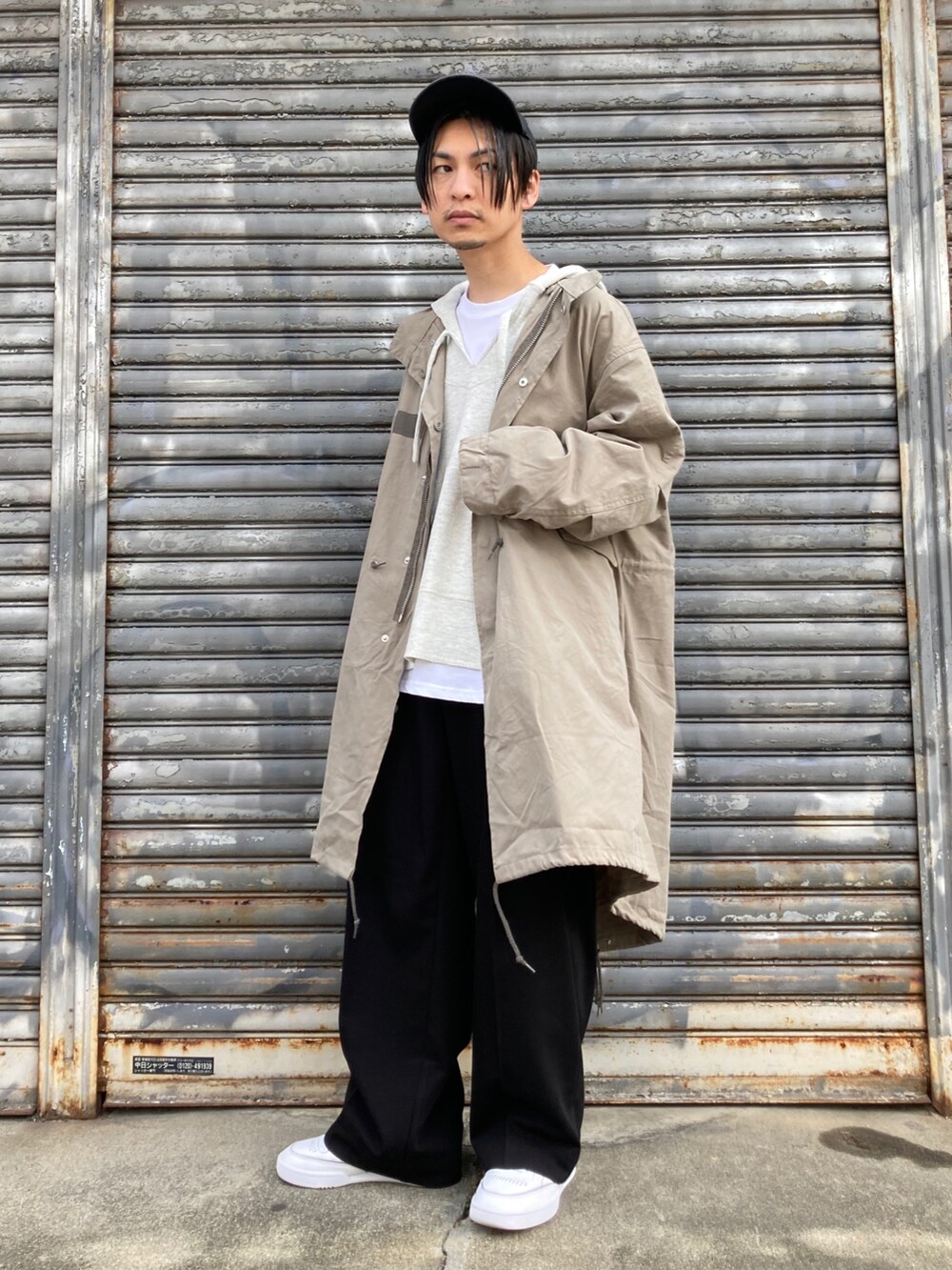 「コート、ビッグシルエット、キャップ、パーカー、UNIQLO、スラックス、レイヤードスタイル、大人カジュアル、ミリタリージャケット、ワイドパンツ、白スニーカー、プチプラ、低身長、オーバーコート、いいね、save、フォローお願いします🤑」|「Maison Margielaのアイテム(スニーカー、ホワイト系)」を使った、 松波 侑亮さん(メンズ・164cm)の秋コーディネートの2枚目の写真