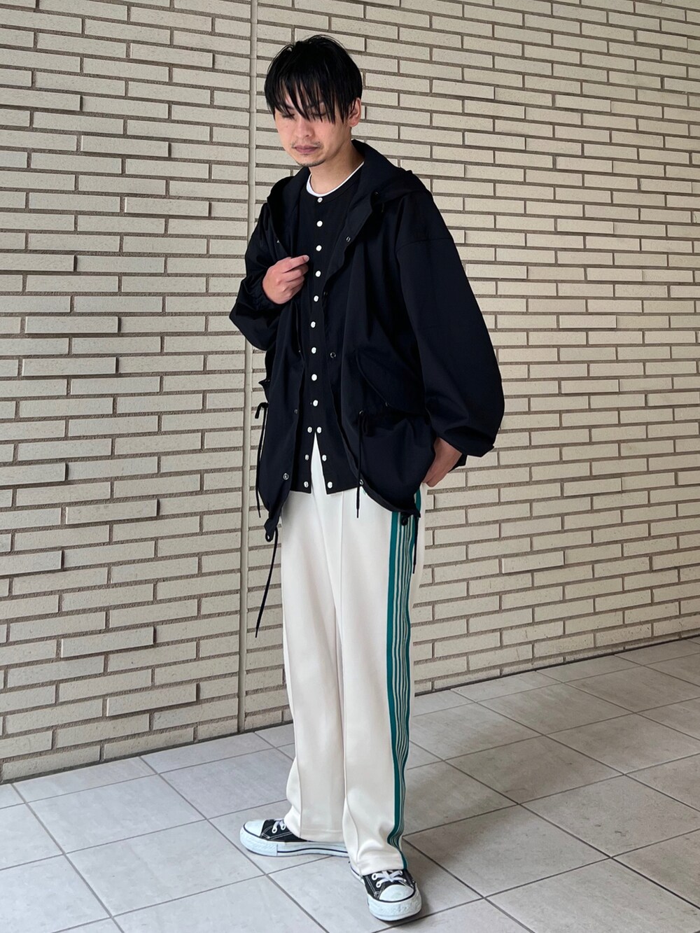 「アニエスベー、agnes b.、トラックパンツ、秋コーデ、プチプラ、シンプルコーデ、厚底シューズ、パーカー、スニーカー、フレアパンツ、レイヤードスタイル、きれいめカジュアル、スノーパーカー、カーディガン、NEEDLES」｜「agnes b.のJ000 CARDIGAN カーディガンプレッション（カーディガン/ボレロ、ブラック系）」を使った、 松波 侑亮さん（メンズ・164cm）の秋コーディネートの2枚目の写真