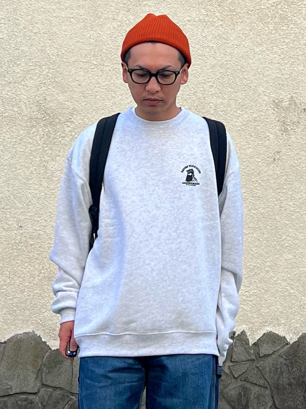 「PR、confirm、コンファーム、Lee、lee、leejapan」｜「ILL'Sの23AW ワンポイント刺繍ロゴ おじ刺繍 / デイリーウォーキング ビッグシルエットスウェット カットソー ユニセックス【ILL’S】（スウェット、グレー系）」を使った、 松波 侑亮さん（メンズ・164cm）の秋コーディネートの2枚目の写真