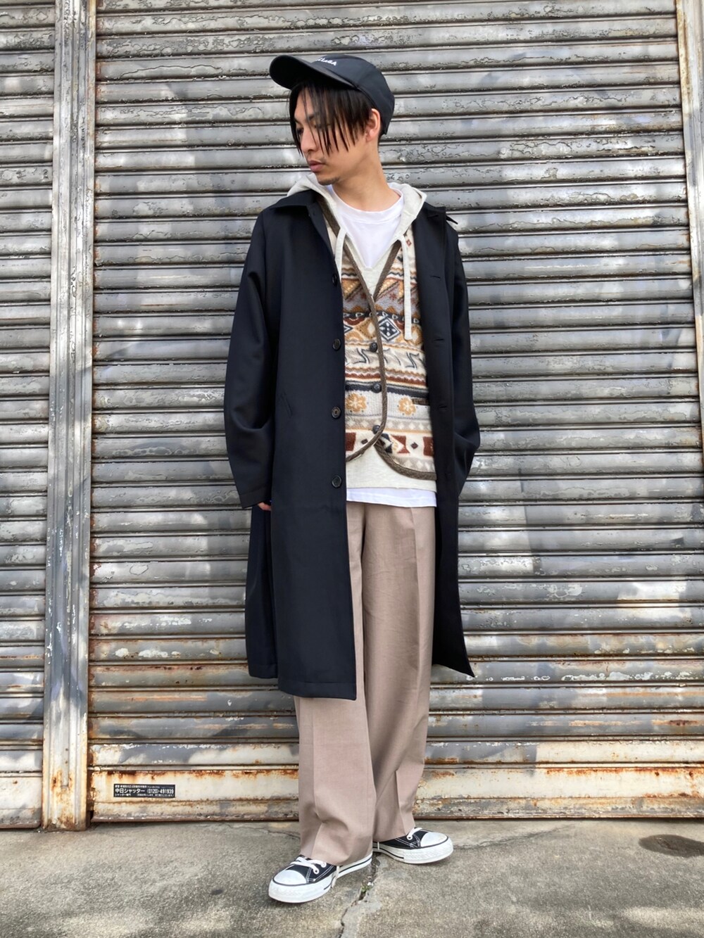 「古着、コート、ビッグシルエット、シンプル、トレンチコート、スラックス、ベスト、レイヤードスタイル、ワイドパンツ、プチプラ、古着MIX、ハイカットスニーカー、低身長、オーバーコート、いいね、save、フォローお願いします🤑」｜「CONVERSE ALL STARのCONVERSE / ALL STAR J HI（スニーカー、ブラック系）」を使った、 松波 侑亮さん（メンズ・164cm）の秋コーディネートの3枚目の写真