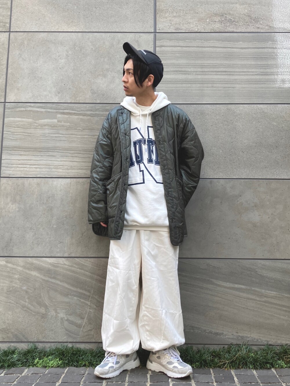 ホワイト系のスニーカー、ホワイト系のその他パンツ、ホワイト系のパーカーを着用したメンズの秋コーディネートの2枚目の写真