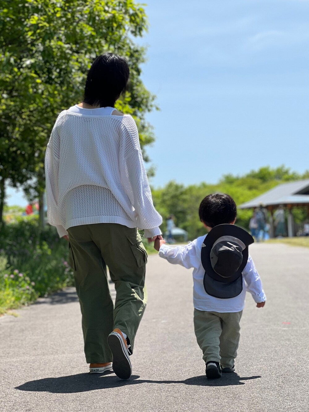 「ごきげんウィーク、春夏コーデ、休日スタイル、フレアパンツ、古着MIX、カーディガン、カラーソックス、ビッグシルエット、スラックス、きれいめカジュアル、レイヤードスタイル、カラー×コーデ、ビタミンカラー、サンダル、白パンツ」|「Lullの【Lull / ルル】ストレートカーゴパンツ(カーゴパンツ、ホワイト系)」を使った、 松波 侑亮さん(メンズ・164cm)の春コーディネートの2枚目の写真