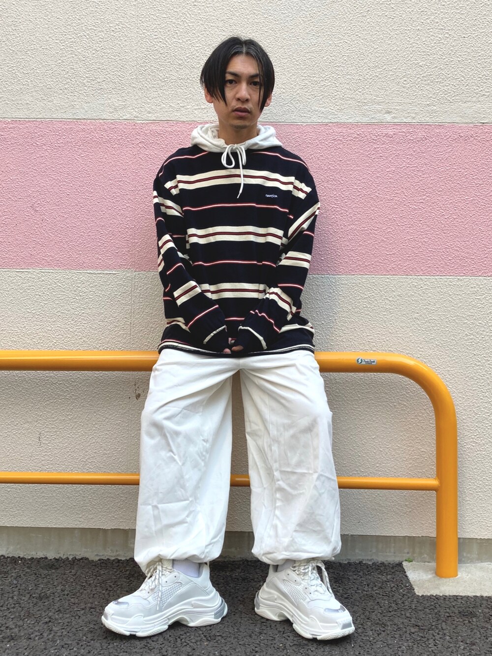 「スニーカー、ビッグシルエット、ボーダー、ストリート、冬コーデ、レイヤードスタイル、スニーカーコーデ、休日スタイル、白パンツ、厚底シューズ、ミリタリーパンツ、低身長、ストリートMIX、いいね、save、フォローお願いします🤑、STOP 誹謗中傷」｜「SPINNSの【7色展開】TWLドローコード　カラースノーパンツ（その他パンツ、ホワイト系）」を使った、 松波 侑亮さん（メンズ・164cm）の秋コーディネートの2枚目の写真