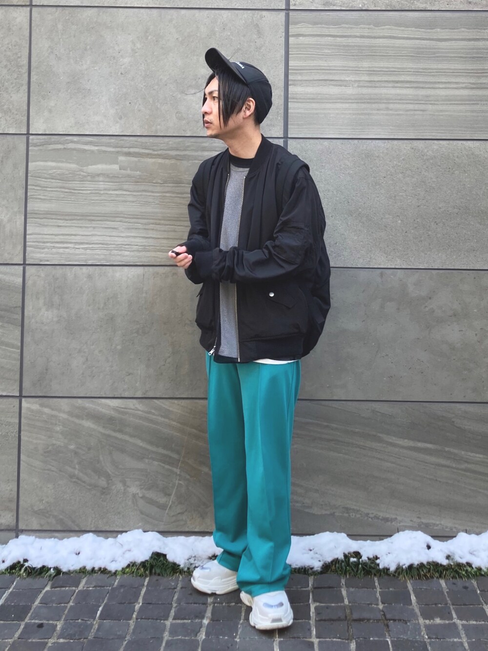 「トラックパンツ、グリーン、MA-1、レイヤードスタイル、キャップ、白スニーカー、厚底シューズ、シンプルコーデ、カラーパンツ、春アウター、春コーデ、きれいめカジュアル、オトナカジュアル、ストリートコーデ、プチプラコーデ」|「URBAN RESEARCH Sonny Labelの【撥水】リバーシブルMA-1(MA-1、グリーン系)」を使った、 松波 侑亮さん(メンズ・164cm)の冬コーディネートの2枚目の写真