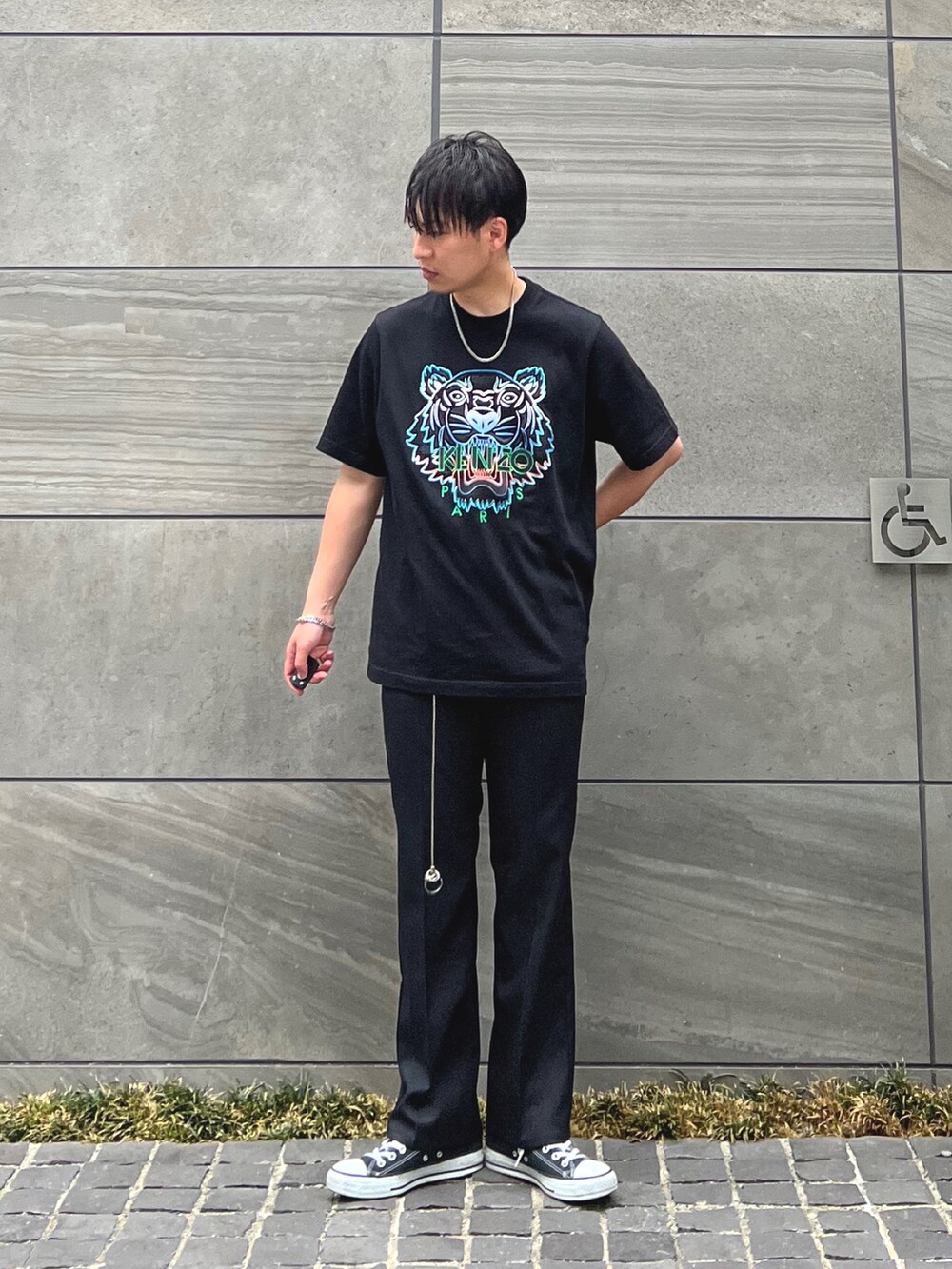 「夏コーデ、フレアパンツ、黒、KENZO、ストリート、ワントーンコーデ、ビッグT、モノトーン、きれいめカジュアル、夏だ!Tシャツ着よう!、夏セールで買いました、韓国ファッション、スニーカーコーデ、コンバース、大人コーデ」|「WranglerのWRANCHER/ランチャー ドレスパンツ(レングス短め)(スラックス、ブラック系)」を使った、 松波 侑亮さん(メンズ・164cm)の夏コーディネートの2枚目の写真