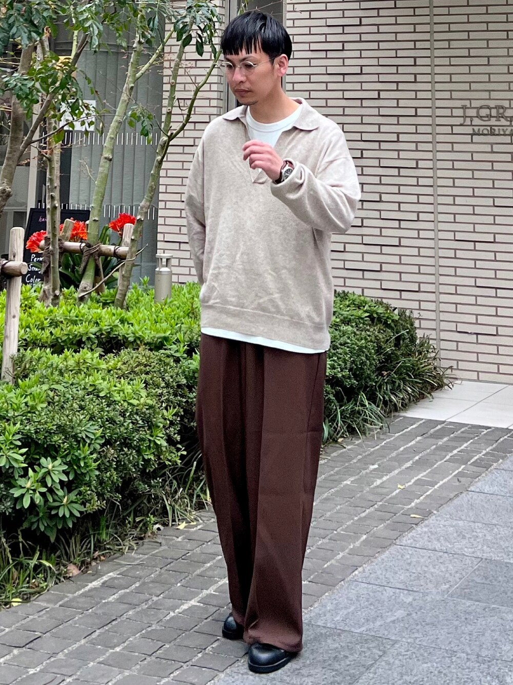 「エドウィン、フォッシル、edwinjapan、edwin、FOSSILSTYLE、Fossil」｜「EDWINのタックワイド フレアパンツ センタープレスパンツ スラックスパンツ 日本製（スラックス、ブラウン系）」を使った、 松波 侑亮さん（メンズ・164cm）の春コーディネートの2枚目の写真