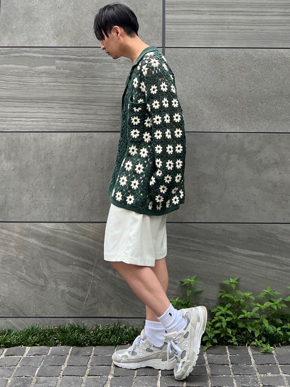 グリーン系のカーディガン/ボレロ、ホワイト系のその他パンツ、グレー系のスニーカーを着用したメンズの秋コーディネートの3枚目の写真