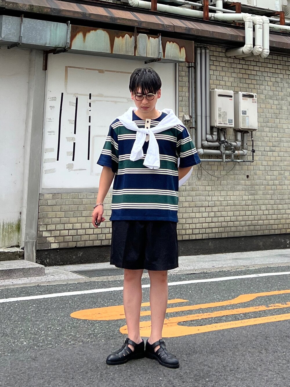 「夏コーデ、ハーフパンツ、休日スタイル、プチプラ、きれいめカジュアル、夏セールで買いました、夏だ！Tシャツ着よう！、ボーダー、サニーレーベル、Sonny　Label、メガネ男子、低身長、おしゃれさんと繋がりたい、グルカサンダル、肩掛けカーデ」｜「URBAN RESEARCH Sonny LabelのランダムボーダーヘンリーネックTシャツ（Tシャツ/カットソー、グリーン系）」を使った、 松波 侑亮さん（メンズ・164cm）の夏コーディネートの2枚目の写真