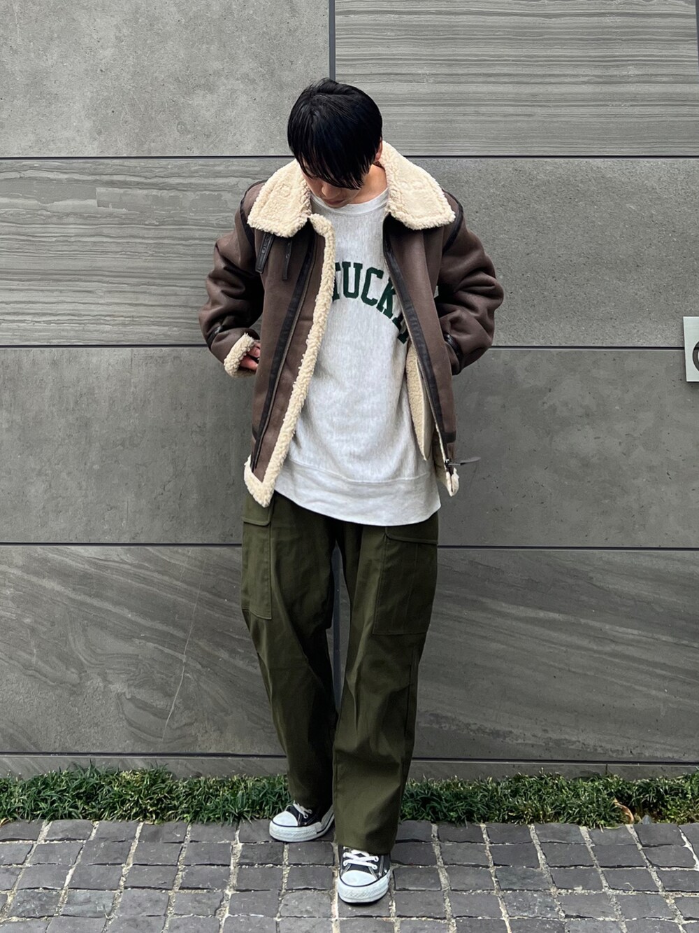 「alpha_industries_japan、alpha_industries、ALPHA、カーゴパンツ、スウェット、ロゴスウェット、古着MIX」｜「ALPHAのB-3ブルゾン/ボアブルゾン/フェイクムートン（ムートンコート、ブラウン系）」を使った、 松波 侑亮さん（メンズ・164cm）の冬コーディネートの2枚目の写真