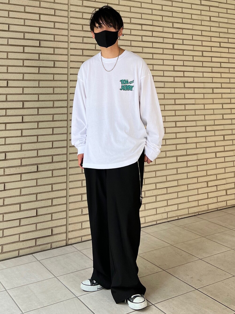 ホワイト系のTシャツ/カットソー、ブラック系のスラックス、ブラック系のスニーカーを着用したメンズの秋コーディネートの2枚目の写真