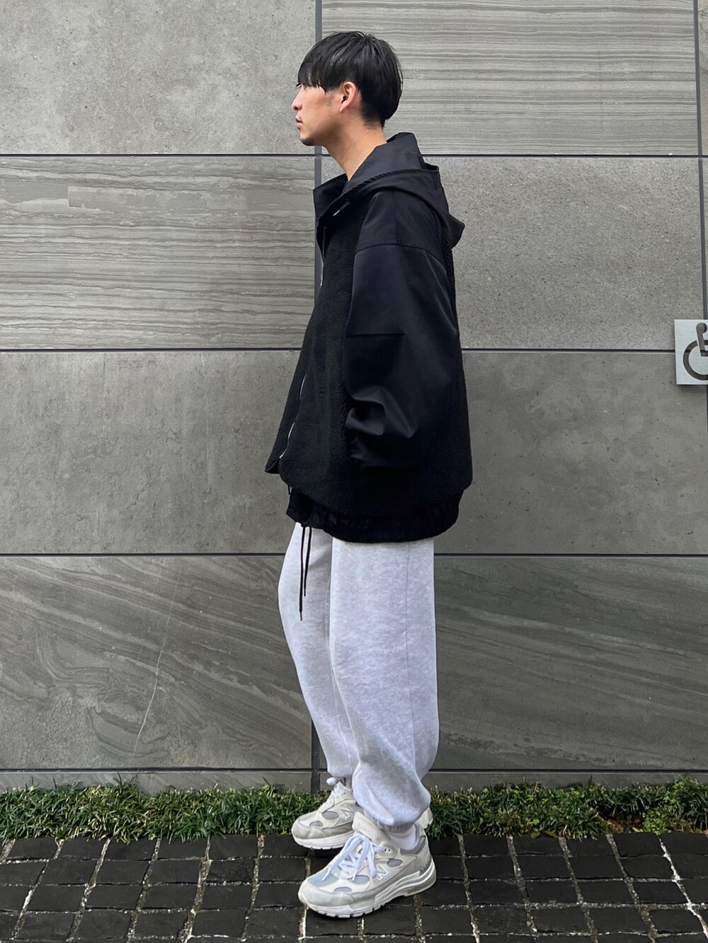 「コンファーム、confirm、レイヤードスタイル、ベスト、ミリタリー、スウェットパンツ、New Balance」｜「Confirmのフェイクファー / ボア オーバージップアップベスト【Confirm】（ベスト、ブラック系）」を使った、 松波 侑亮さん（メンズ・164cm）の冬コーディネートの3枚目の写真