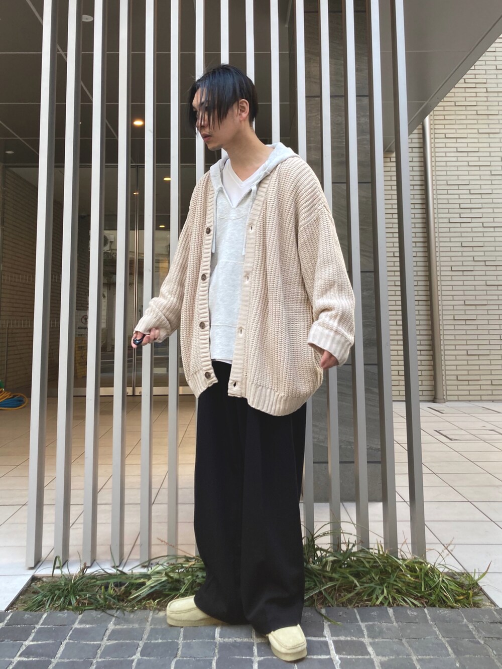 「emmaclothes、エマクローズ、カーディガン、パーカー、バラクラバ、ワイドパンツ、スラックス、コンバース、シンプル、カラーニット、きれいめカジュアル、韓国ファッション、STOP 誹謗中傷、春コーデ、PR」｜「EMMA CLOTHESの5G畦編みボリュームニット ルーズカーディガン 2022 SPRING(EMMA CLOTHES)（カーディガン/ボレロ、ホワイト系）」を使った、 松波 侑亮さん（メンズ・164cm）の冬コーディネートの2枚目の写真