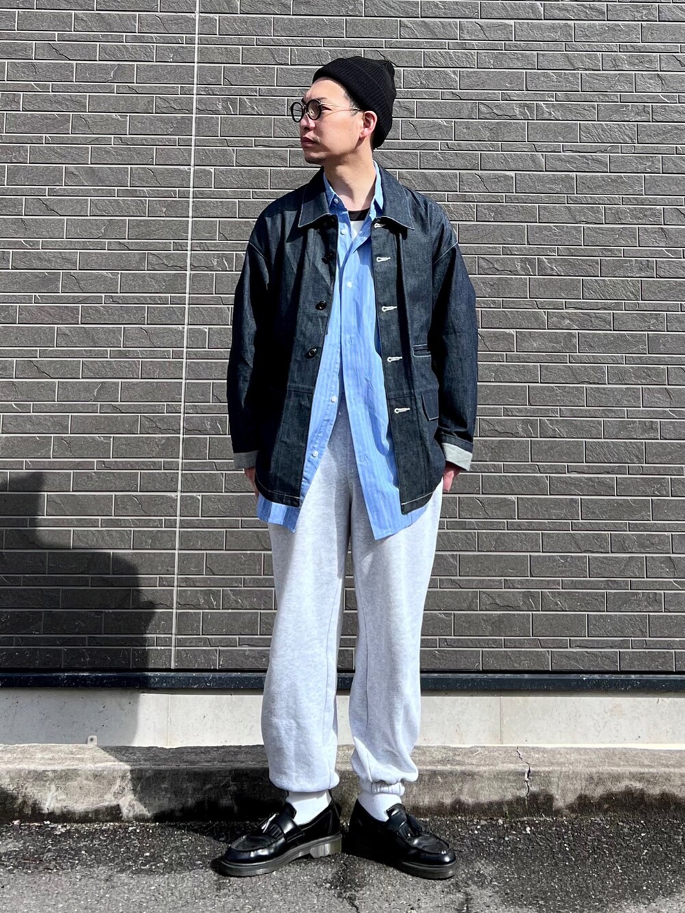 「ジョンズクローゼット、johnscloset、redcapgirl、シャツスタイル、スウェットパンツ、デニム、キャップ、ローファー、ニット帽、ストライプシャツ、レイヤードスタイル、ビッグシルエット、きれいめカジュアル、シンプルコーデ、春服デビュー宣言」｜「Red Cap Girlの【a-r】〔Red Cap Girl/レッドキャップガール RCGタグ バックボタン ブロードビッグシャツ（シャツ/ブラウス、ブルー系）」を使った、 松波 侑亮さん（メンズ・164cm）の春コーディネートの5枚目の写真