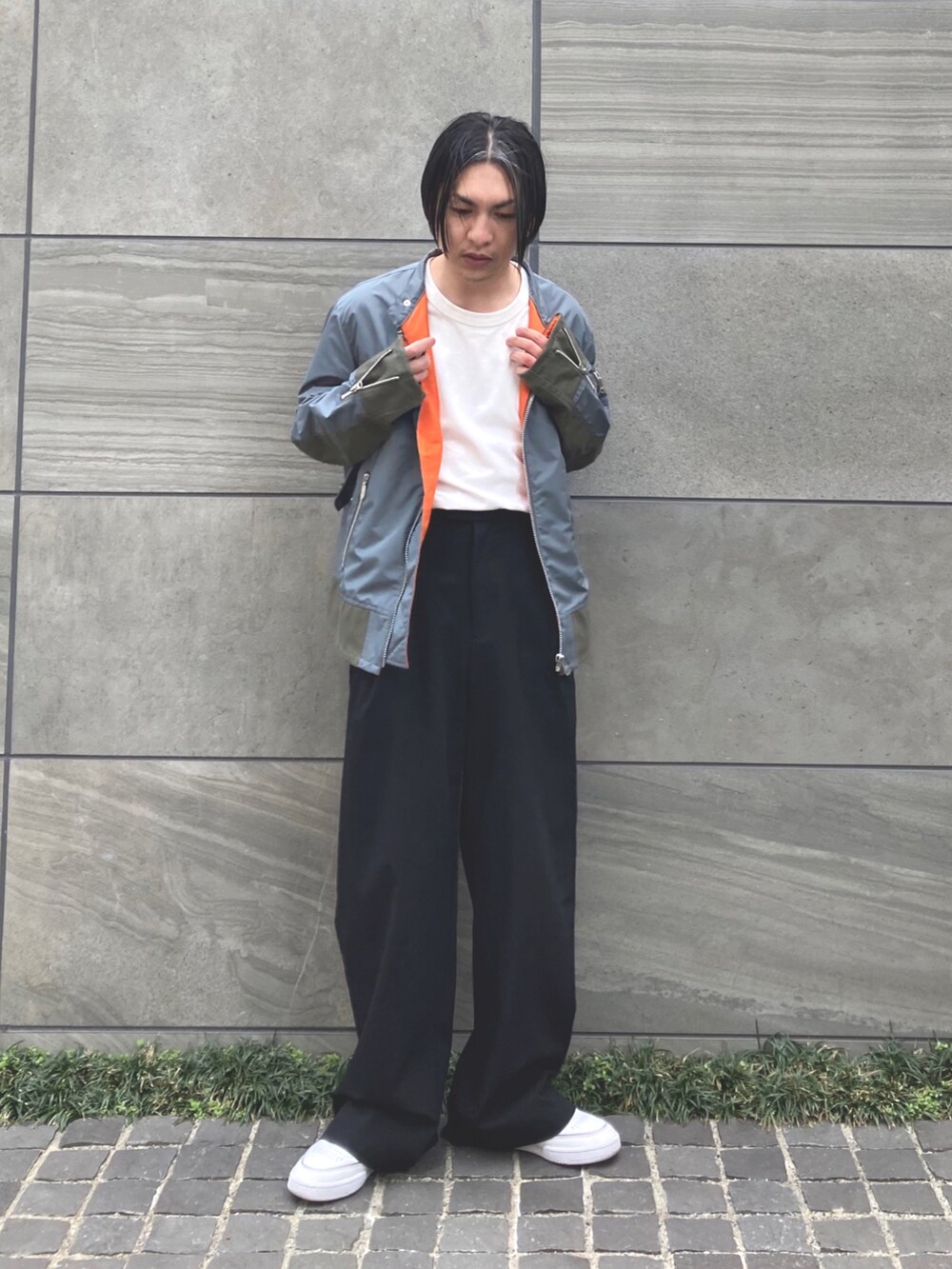 「きれいめカジュアル、春コーデ、休日スタイル、低身長コーデ、スラックス、ストリートMIX、ストリート、カーキ、春アウター、シンプルコーデ、タックイン、韓国ファッション、ootd、スニーカーコーデ、白スニーカー」｜「JUNYA WATANABE MANの〈THE NORTH FACE 〉 Wネーム GORE-TEX INFINIUM ライダースジャケット（ライダースジャケット、グリーン系）」を使った、 松波 侑亮さん（メンズ・164cm）の冬コーディネートの2枚目の写真
