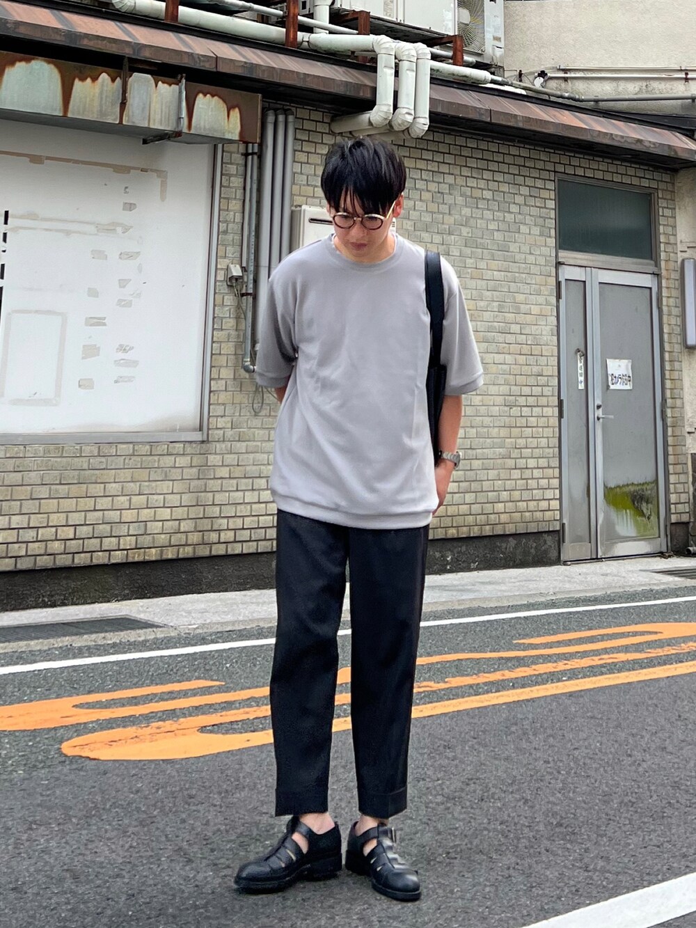 「サニーレーベル、SonnyLabel、プチプラ、スラックス、きれいめカジュアル、夏だ!Tシャツ着よう!、シンプルコーデ、グルカサンダル、トートバッグ、メガネ男子、シンプルスタイル、オトナカジュアル、休日スタイル、夏、おしゃれさんと繋がりたい」|「URBAN RESEARCH Sonny LabelのシルキーダンボールニットTシャツ(Tシャツ/カットソー、グレー系)」を使った、 松波 侑亮さん(メンズ・164cm)の夏コーディネートの2枚目の写真