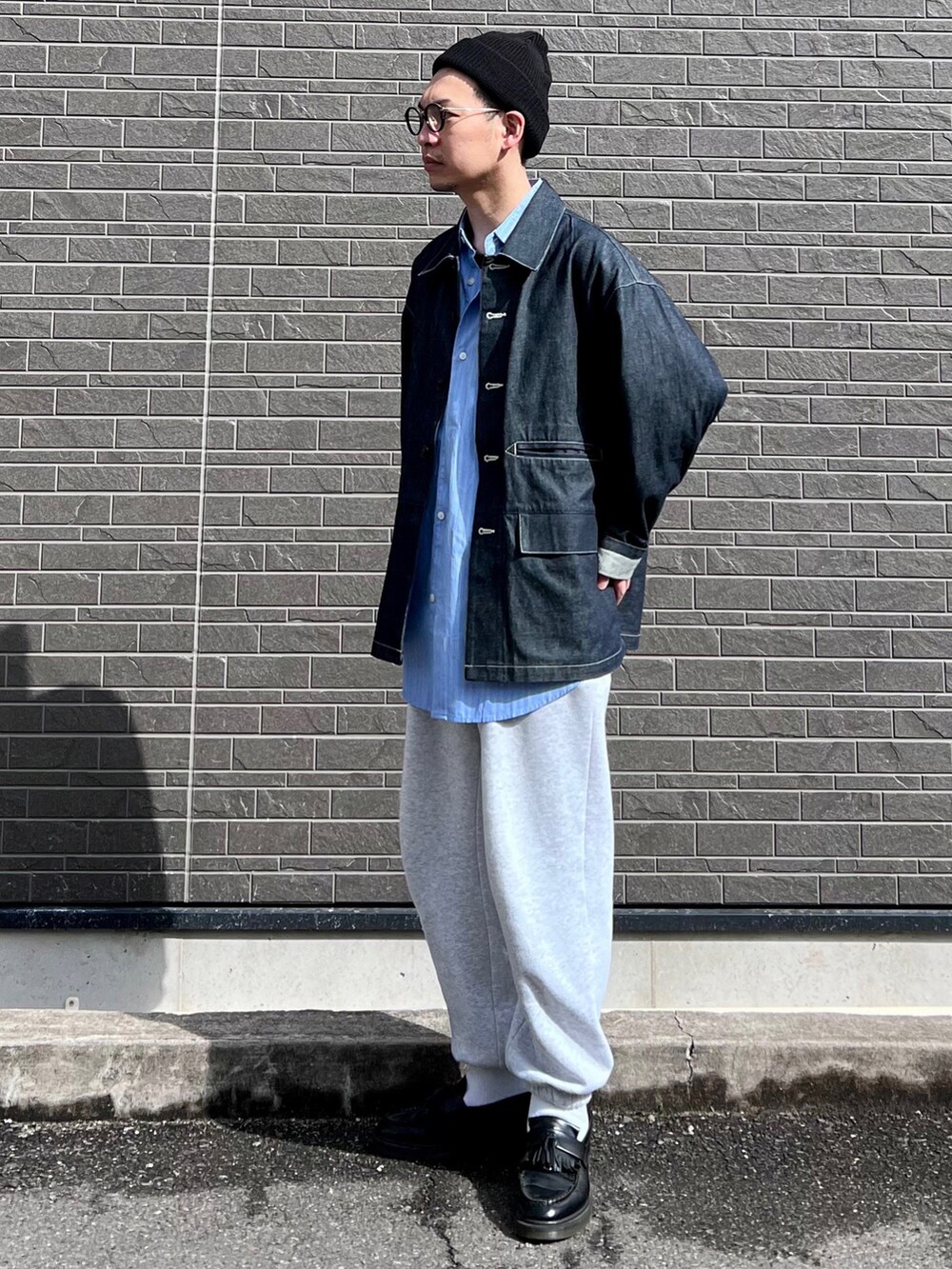 「ジョンズクローゼット、johnscloset、redcapgirl、シャツスタイル、スウェットパンツ、デニム、キャップ、ローファー、ニット帽、ストライプシャツ、レイヤードスタイル、ビッグシルエット、きれいめカジュアル、シンプルコーデ、春服デビュー宣言」｜「Red Cap Girlの【a-r】〔Red Cap Girl/レッドキャップガール RCGタグ バックボタン ブロードビッグシャツ（シャツ/ブラウス、ブルー系）」を使った、 松波 侑亮さん（メンズ・164cm）の春コーディネートの3枚目の写真