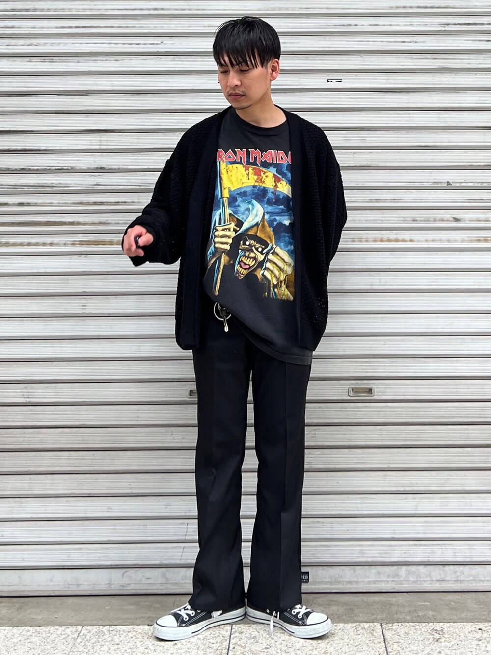 「フレディアンドグロスター、FREDY&GLOSTER、モノトーン、ブラックコーデ、古着、古着MIX、真夏のアクティブスタイル、ストリート、プチプラ、スラックス、フレアパンツ、大人カジュアル、秋服準備はじめました、シンプルコーデ、きれいめカジュアル」｜「GLOSTERの【GLOSTER/グロスター】クロシェライクカーディガン 透かし編みニット（カーディガン/ボレロ、ブラック系）」を使った、 松波 侑亮さん（メンズ・164cm）の夏コーディネートの2枚目の写真