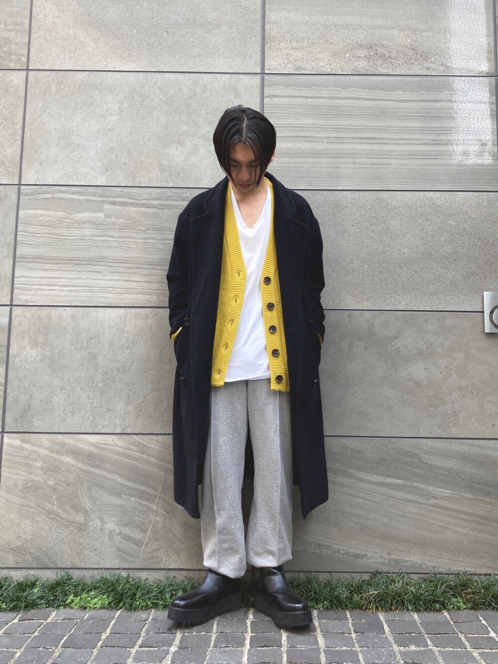 「スウェットパンツ、カーディガン、ビッグシルエット、ブーツ、冬コーデ、レイヤードスタイル、古着MIX、モード、トラックパンツ、NEEDLES、シンプルコーデ、シャークソール、オーバーコート、いいね、save、フォローお願いします🤑、STOP 誹謗中傷」｜「SPINNSのフェイクレザー シャークハイソールサイドゴアブーツ（ブーツ、ブラック系）」を使った、 松波 侑亮さん（メンズ・164cm）の秋コーディネートの2枚目の写真