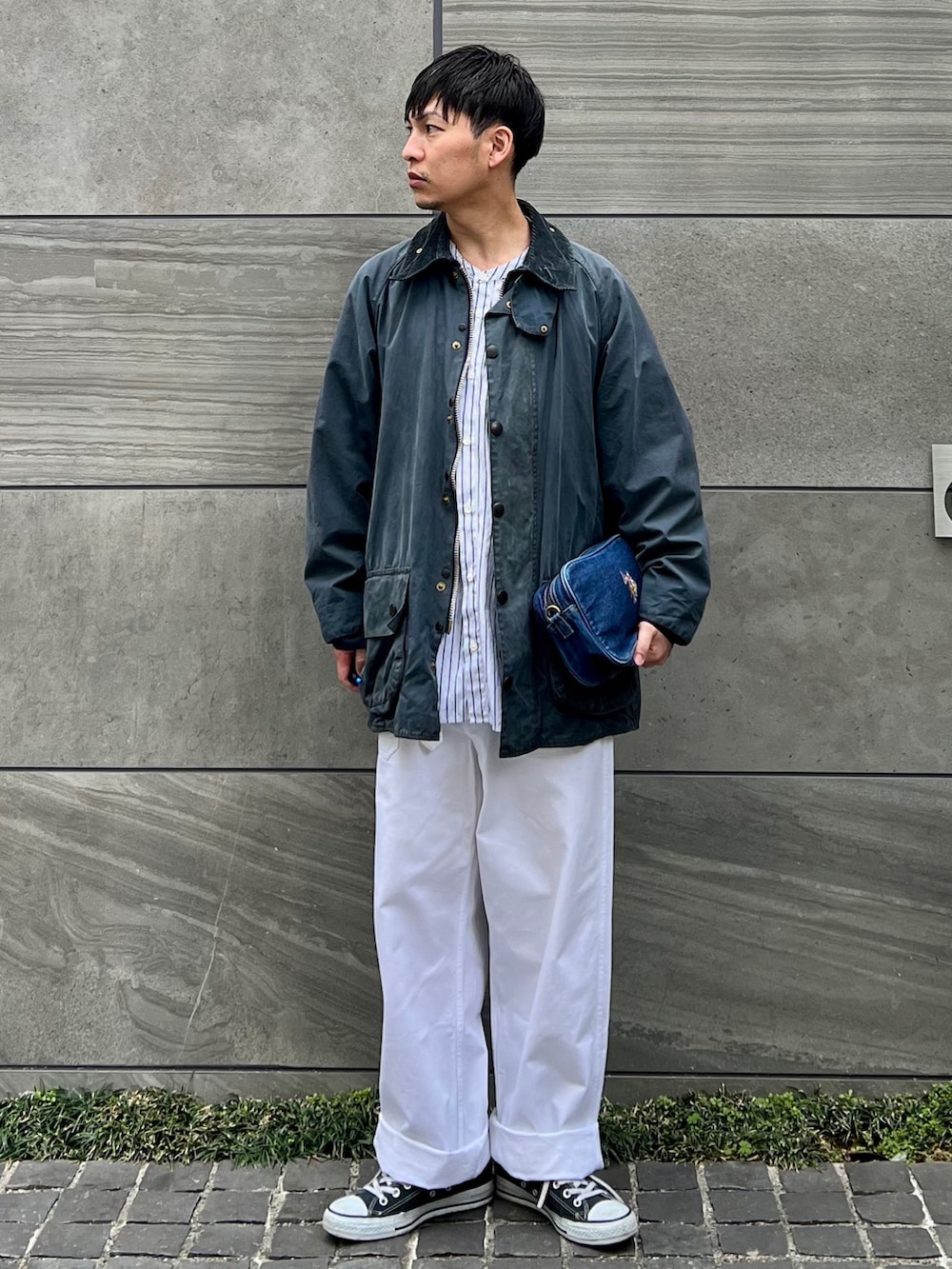 ブルー系のショルダーバッグ、ブルー系のジャケット/アウター、ホワイト系のパンツを着用したメンズの冬コーディネートの2枚目の写真