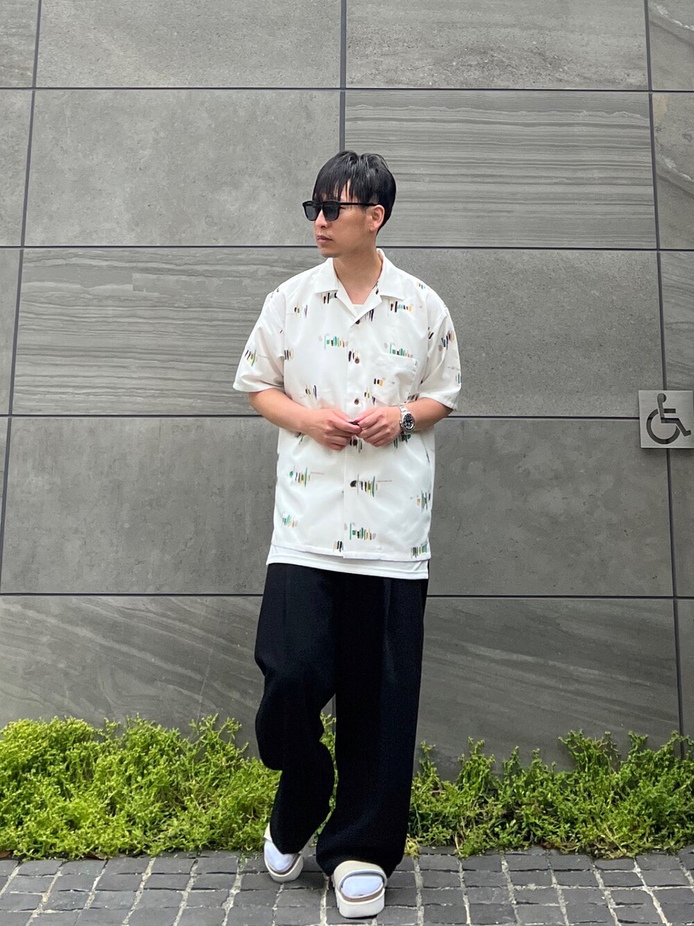 「シャツスタイル、オープンカラーシャツ、スラックス、ワイドパンツ、休日スタイル、きれいめカジュアル、レイヤードスタイル、サンダル、サンダルに靴下、ストリート、大人カジュアル、夏コーデ、お洒落さんとつながりたい、SonnyLabel、サニーレーベル」|「URBAN RESEARCH Sonny Labelのセオαグラフィック半袖シャツ(シャツ/ブラウス、ホワイト系)」を使った、 松波 侑亮さん(メンズ・164cm)の夏コーディネートの2枚目の写真
