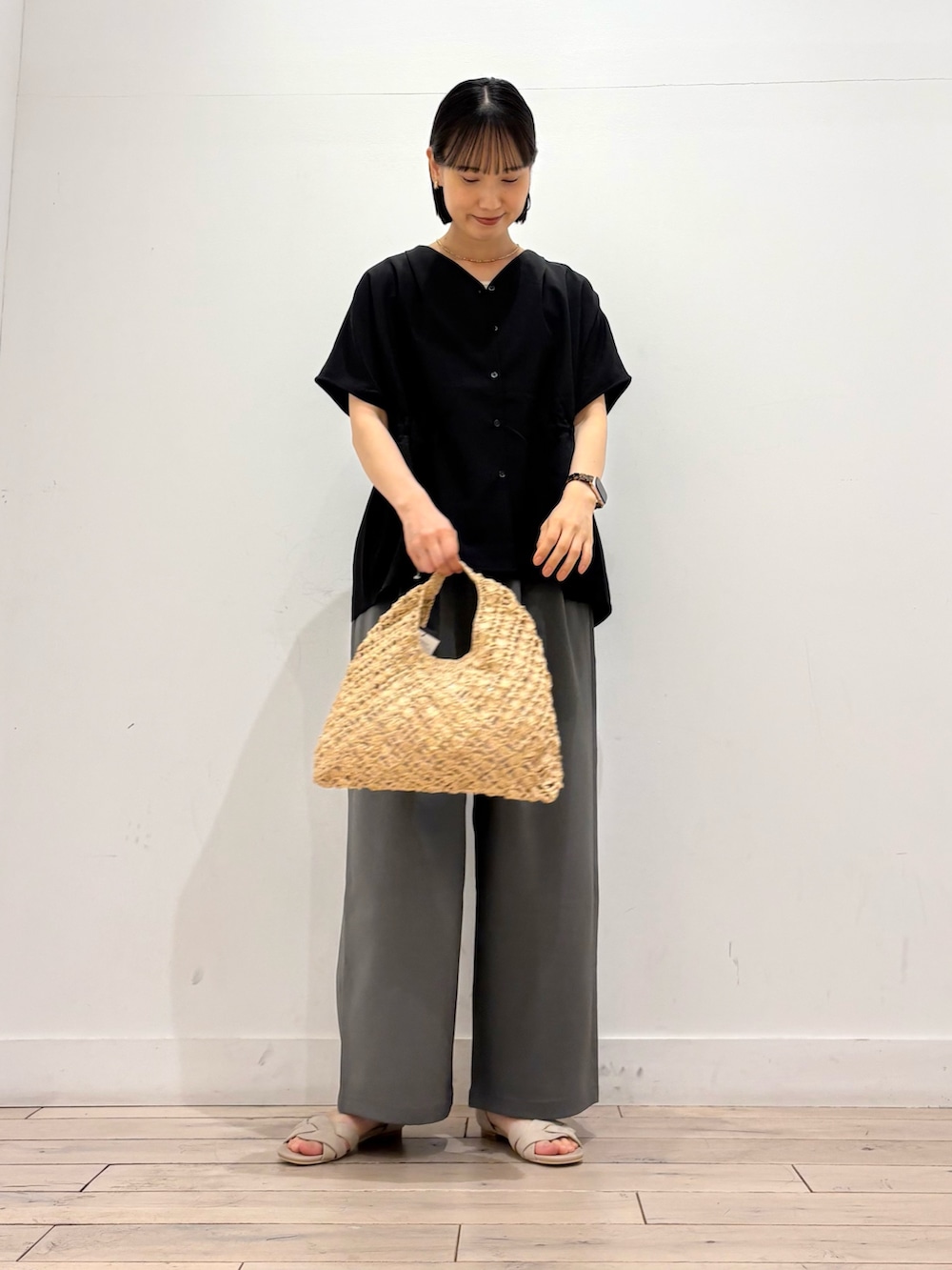 ブラック系のシャツ/ブラウス、ベージュ系のハンドバッグ、グレー系のその他パンツを着用したレディースの夏コーディネートの3枚目の写真