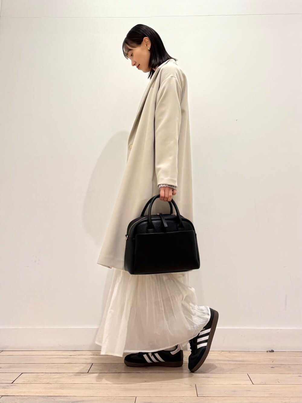 「ニット、スカート、ママコーデ、アーバンリサーチドアーズ、newarrival、ドアーズ、ストレート×イエベ春、春アウターコーデ」｜「RODE SKOのプレーンボストンバッグ（ボストンバッグ、ブラック系）」を使った、amiさん（レディース・160cm）の春コーディネートの6枚目の写真